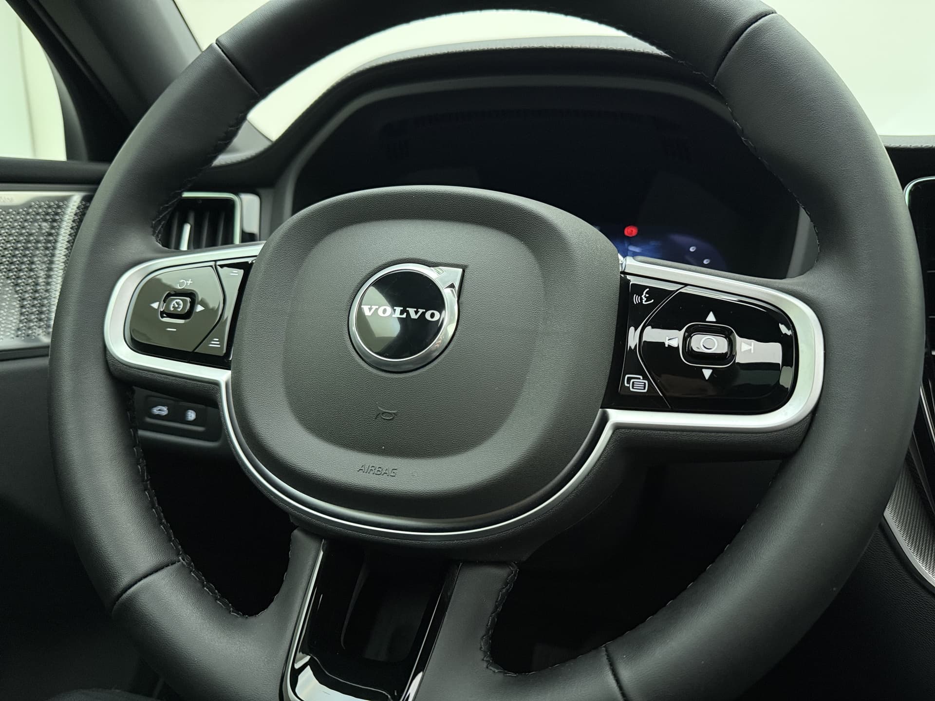 Volvo XC60 T6 350pk AWD Ultra Black Edition / GRATIS TREKHAAK T.W.V. € 1.295,- / Luchtvering / Bowers&Wilkins Audio / Ventilatie / Massage / 21'' / Extra Getint Glas / thumbnail 41