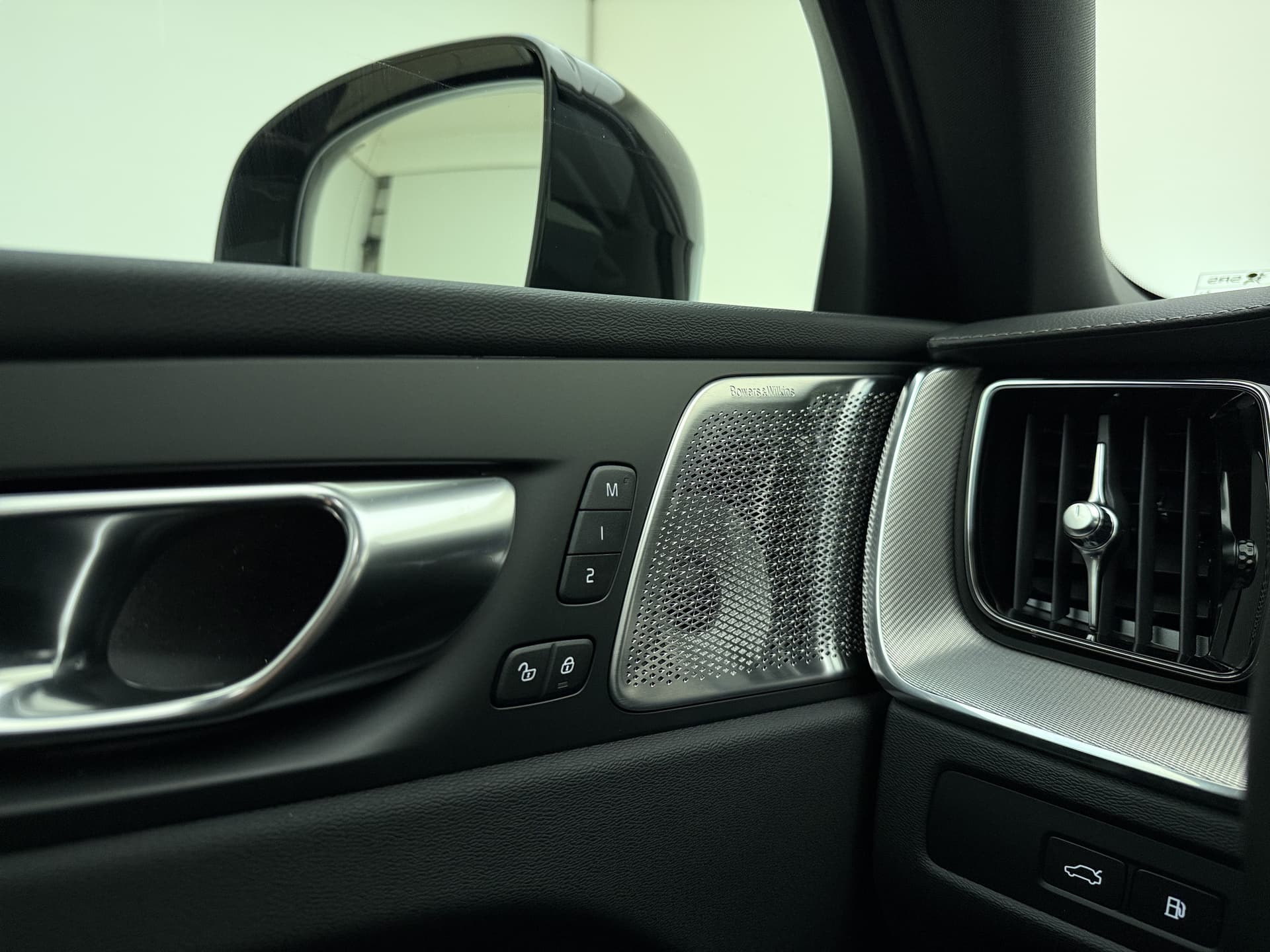 Volvo XC60 T6 350pk AWD Ultra Black Edition / GRATIS TREKHAAK T.W.V. € 1.295,- / Luchtvering / Bowers&Wilkins Audio / Ventilatie / Massage / 21'' / Extra Getint Glas / thumbnail 42