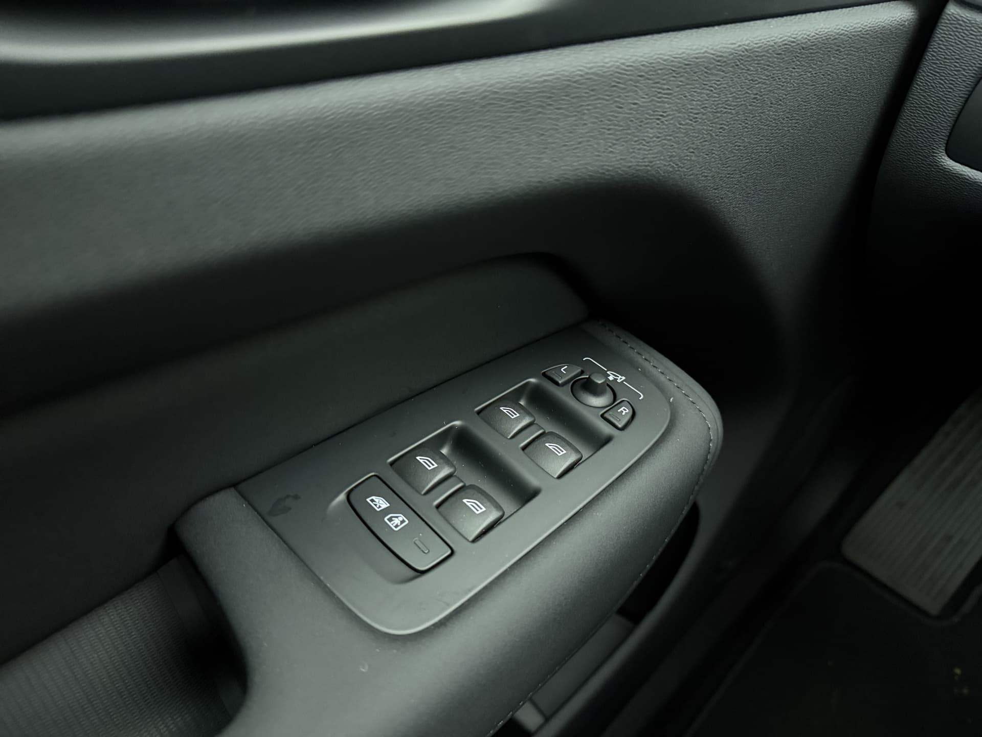 Volvo XC60 T6 350pk AWD Ultra Black Edition / GRATIS TREKHAAK T.W.V. € 1.295,- / Luchtvering / Bowers&Wilkins Audio / Ventilatie / Massage / 21'' / Extra Getint Glas / thumbnail 43