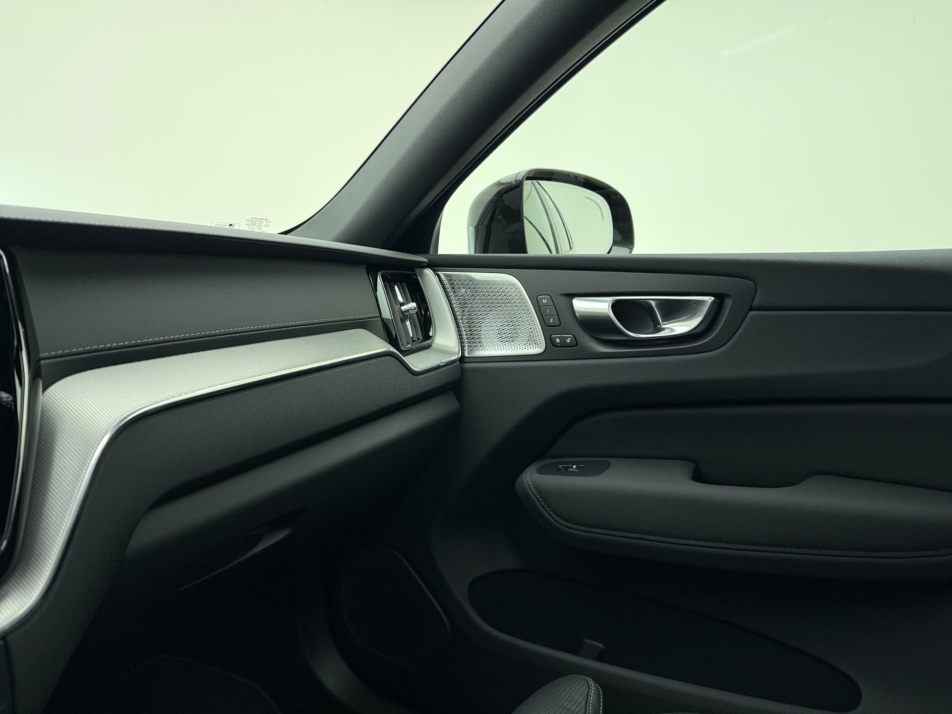 Volvo XC60 T6 350pk AWD Ultra Black Edition / GRATIS TREKHAAK T.W.V. € 1.295,- / Luchtvering / Bowers&Wilkins Audio / Ventilatie / Massage / 21'' / Extra Getint Glas / thumbnail 47