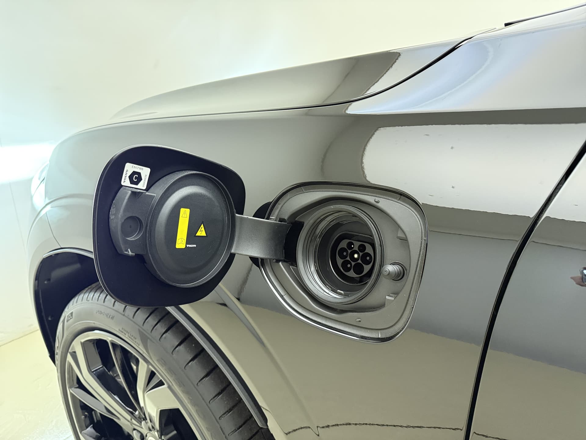 Volvo XC60 T6 350pk AWD Ultra Black Edition / GRATIS TREKHAAK T.W.V. € 1.295,- / Luchtvering / Bowers&Wilkins Audio / Ventilatie / Massage / 21'' / Extra Getint Glas / thumbnail 51