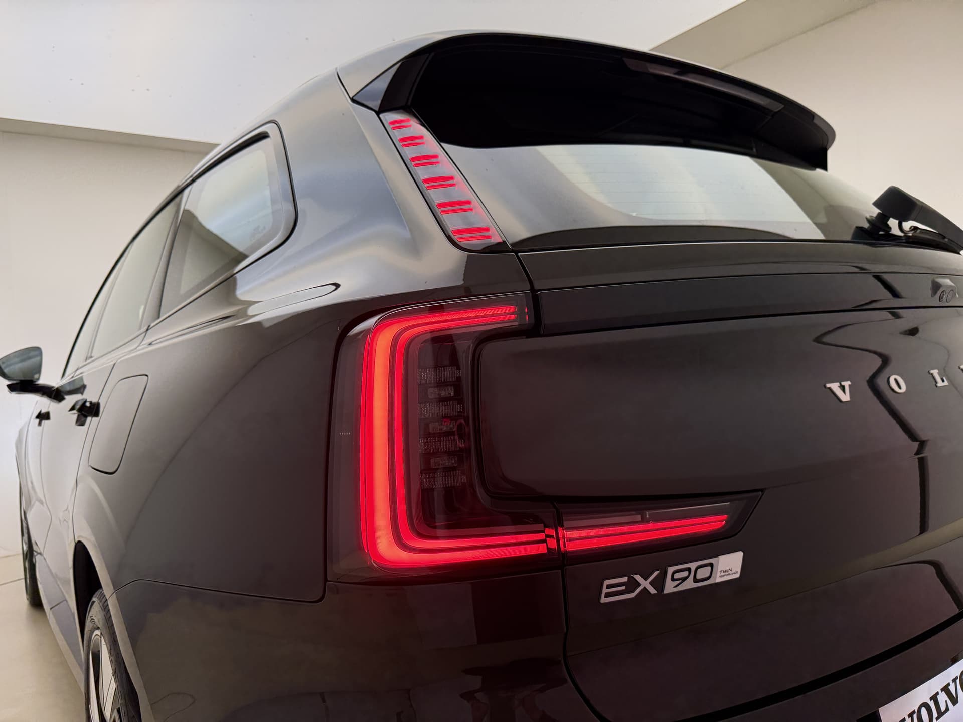 Volvo EX90 Twin Motor Performance Ultra / NIEUW / DIRECT LEVERBAAR / LUCHTVERING / WOOL BLEND / 22'' / CLIMATE / 3 JAAR GRATIS ONDERHOUD / thumbnail 63