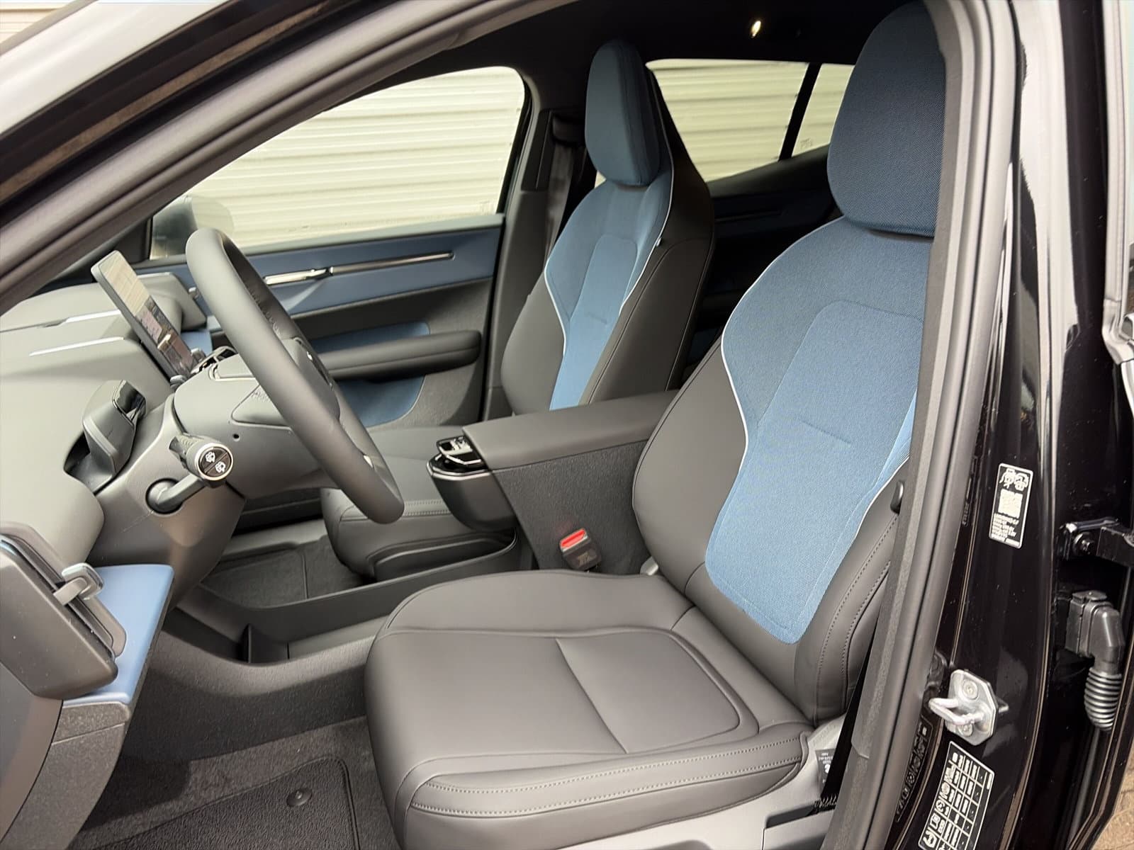 Volvo EX30 Extended Range Black Edition 69 kWh / Elektrisch verstelbare voorstoelen / Pack Climat / 19" / thumbnail 9