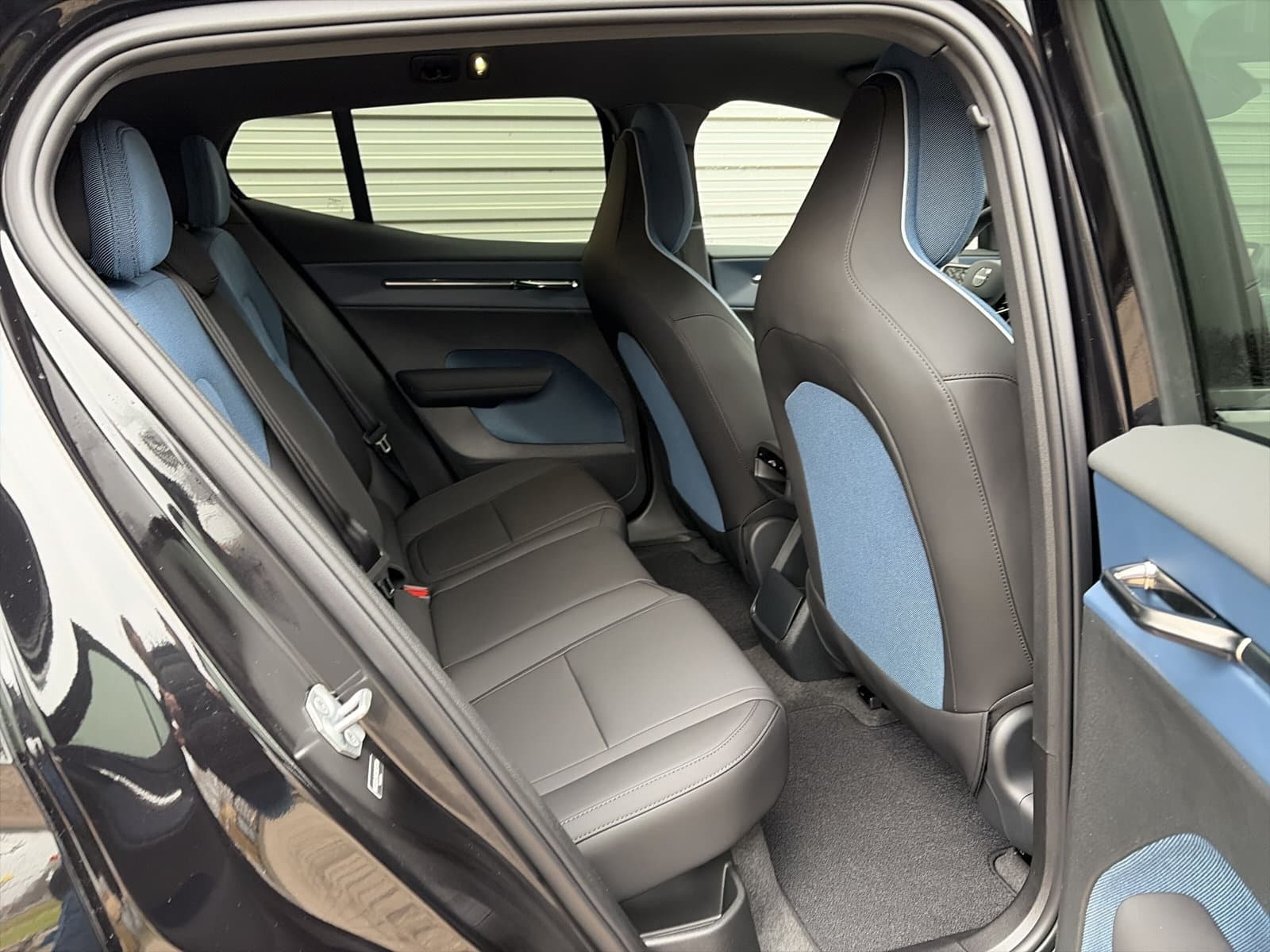 Volvo EX30 Extended Range Black Edition 69 kWh / Elektrisch verstelbare voorstoelen / Pack Climat / 19" / thumbnail 13