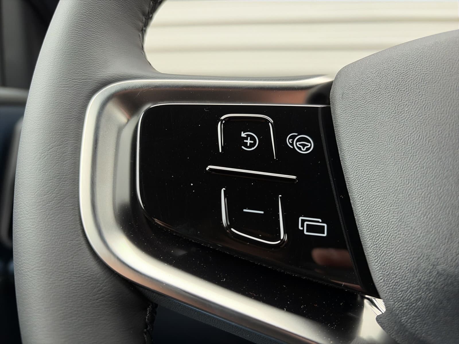 Volvo EX30 Extended Range Black Edition 69 kWh / Elektrisch verstelbare voorstoelen / Pack Climat / 19" / thumbnail 20