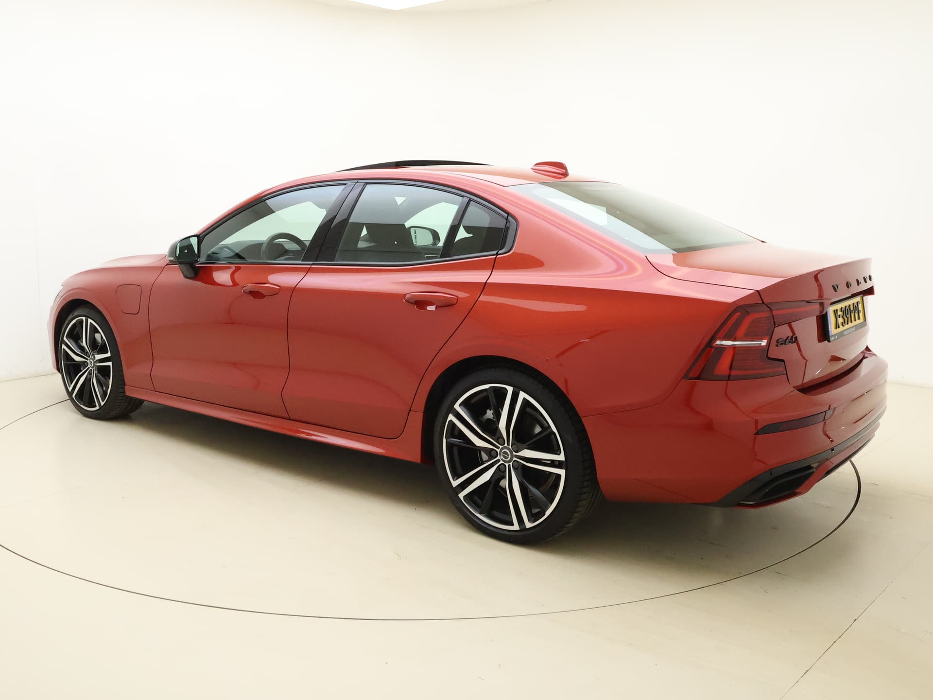 Volvo S60 T8 405pk AWD R-Design / Polestar / 20'' / Styling kit / Head-Up / Harman&Kardon / Panoramadak / Lederen Dashboard / Adapt. Cruise / BLIS / Full-LED / thumbnail 3