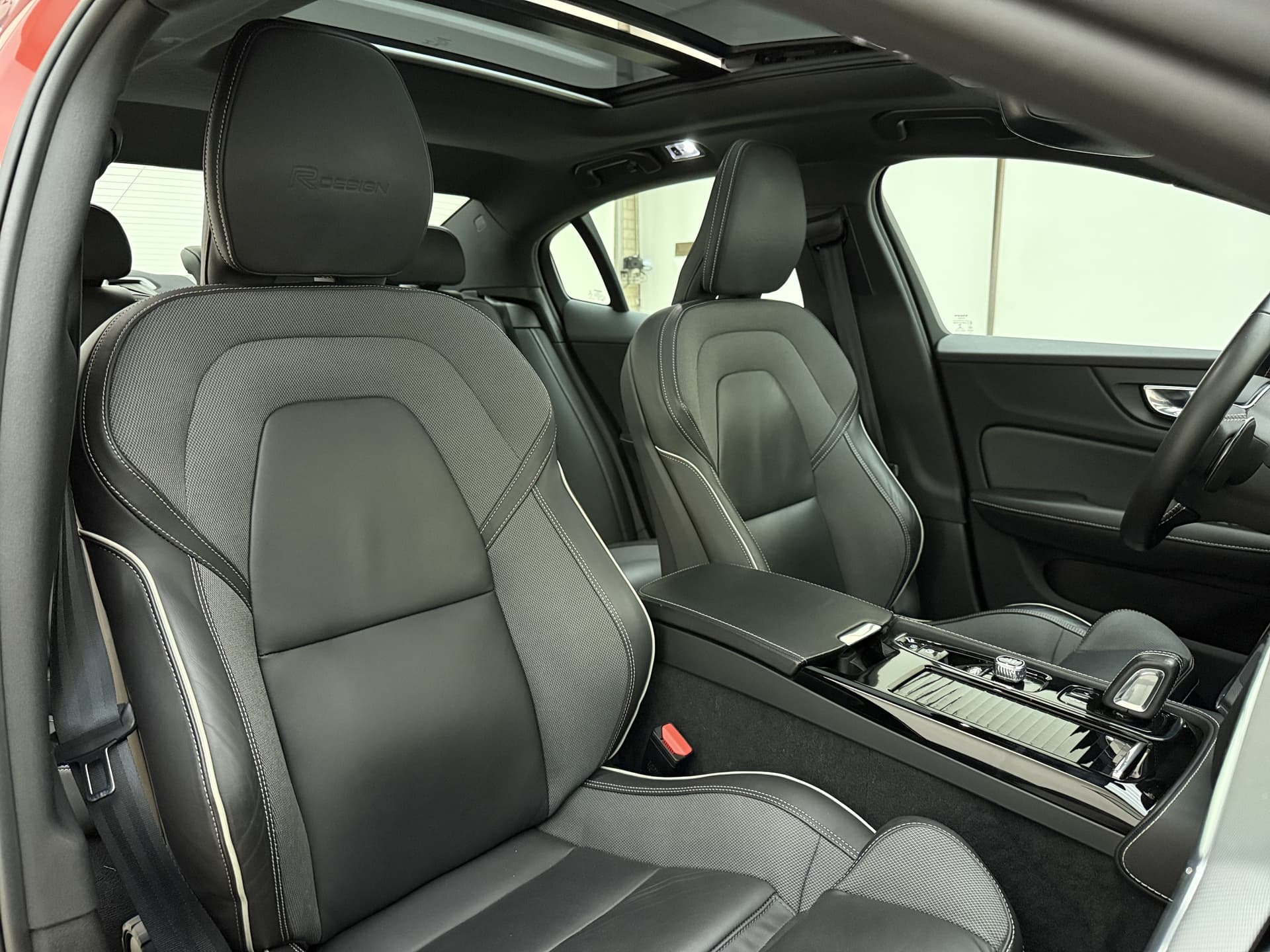 Volvo S60 T8 405pk AWD R-Design / Polestar / 20'' / Styling kit / Head-Up / Harman&Kardon / Panoramadak / Lederen Dashboard / Adapt. Cruise / BLIS / Full-LED / thumbnail 4