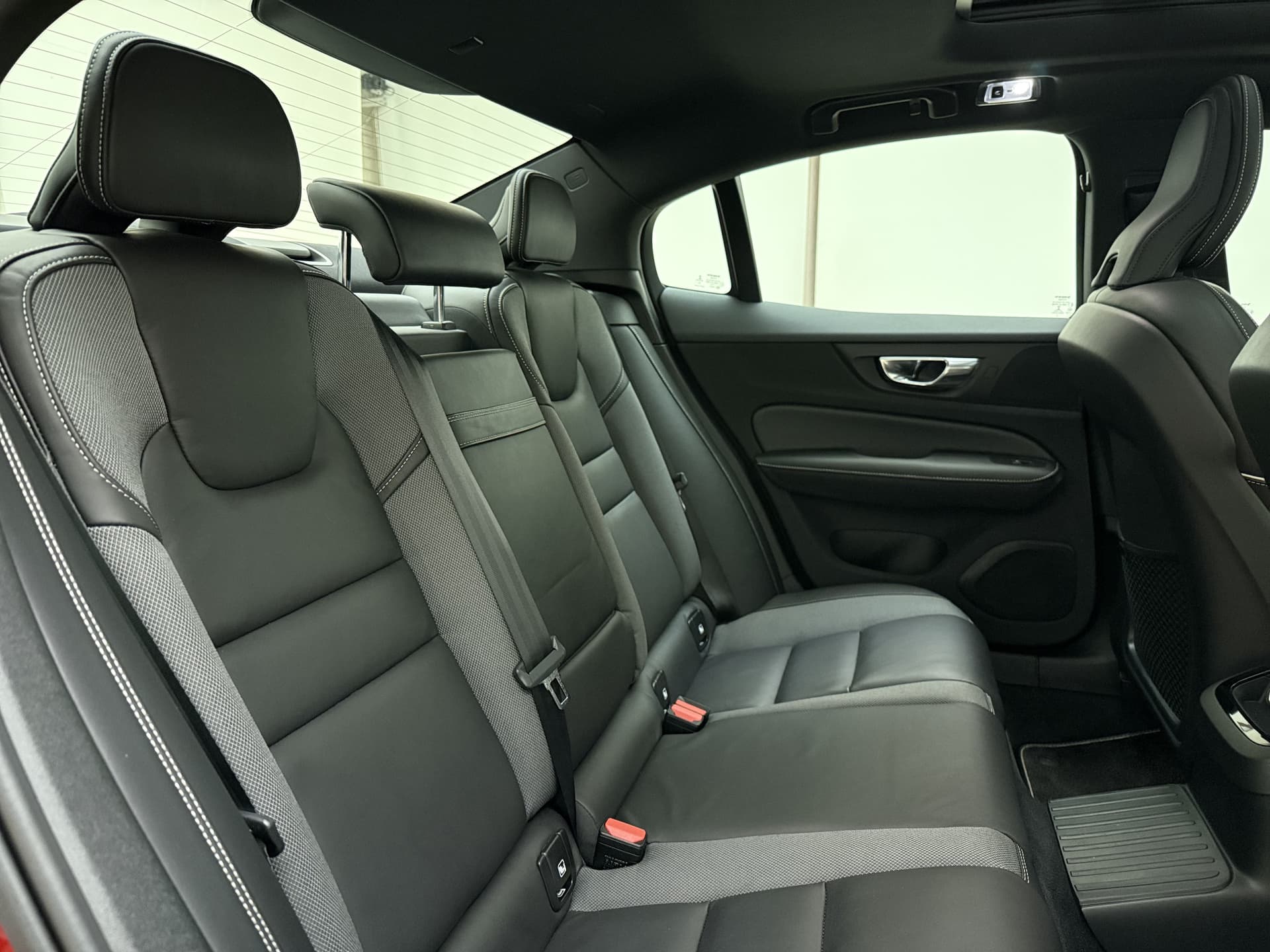 Volvo S60 T8 405pk AWD R-Design / Polestar / 20'' / Styling kit / Head-Up / Harman&Kardon / Panoramadak / Lederen Dashboard / Adapt. Cruise / BLIS / Full-LED / thumbnail 6