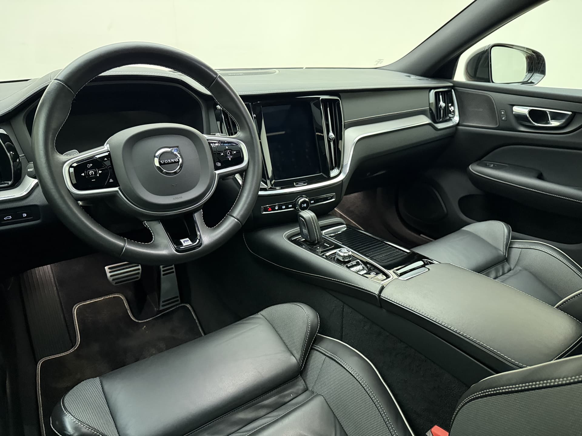 Volvo S60 T8 405pk AWD R-Design / Polestar / 20'' / Styling kit / Head-Up / Harman&Kardon / Panoramadak / Lederen Dashboard / Adapt. Cruise / BLIS / Full-LED / thumbnail 31