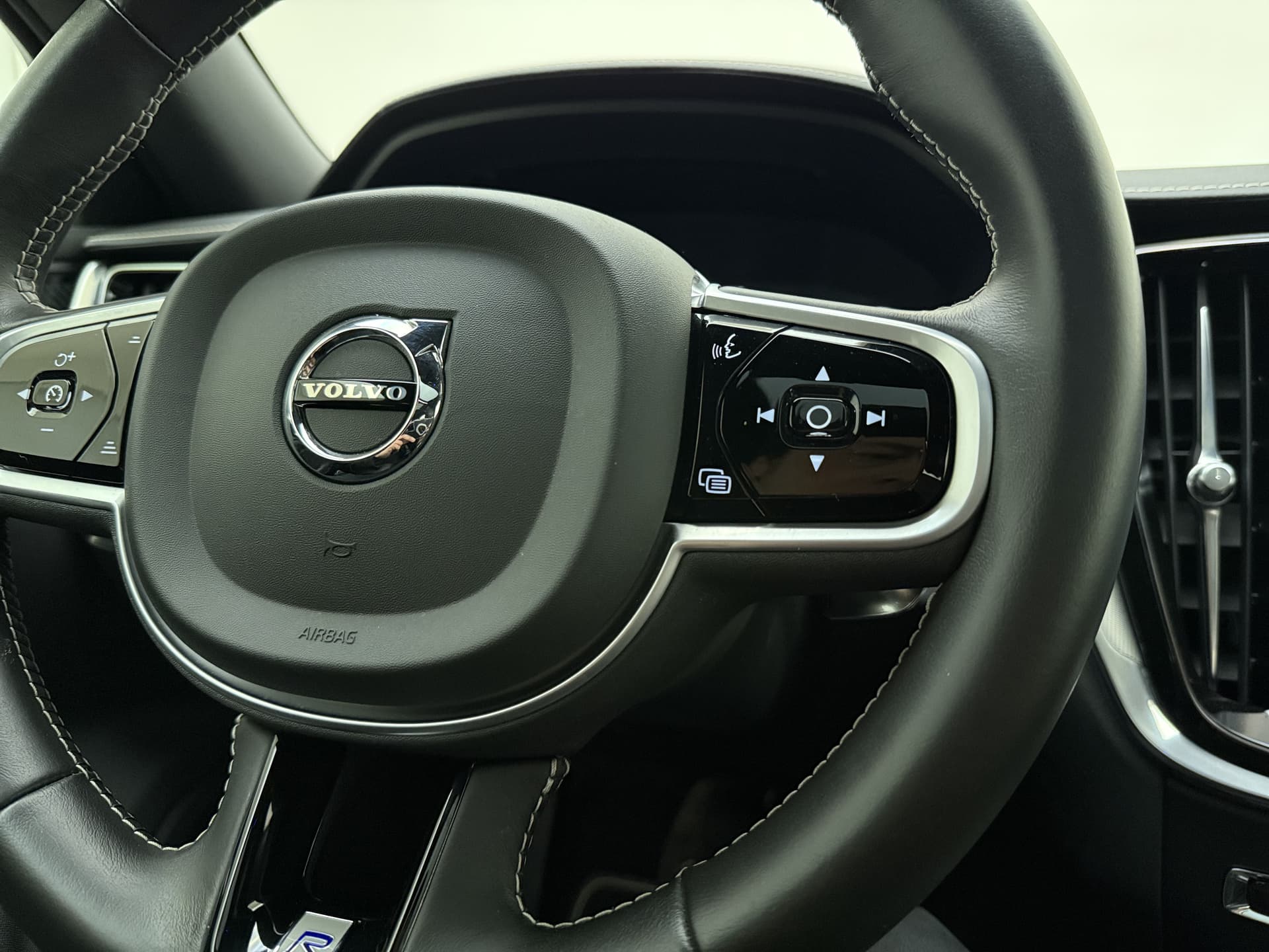 Volvo S60 T8 405pk AWD R-Design / Polestar / 20'' / Styling kit / Head-Up / Harman&Kardon / Panoramadak / Lederen Dashboard / Adapt. Cruise / BLIS / Full-LED / thumbnail 38