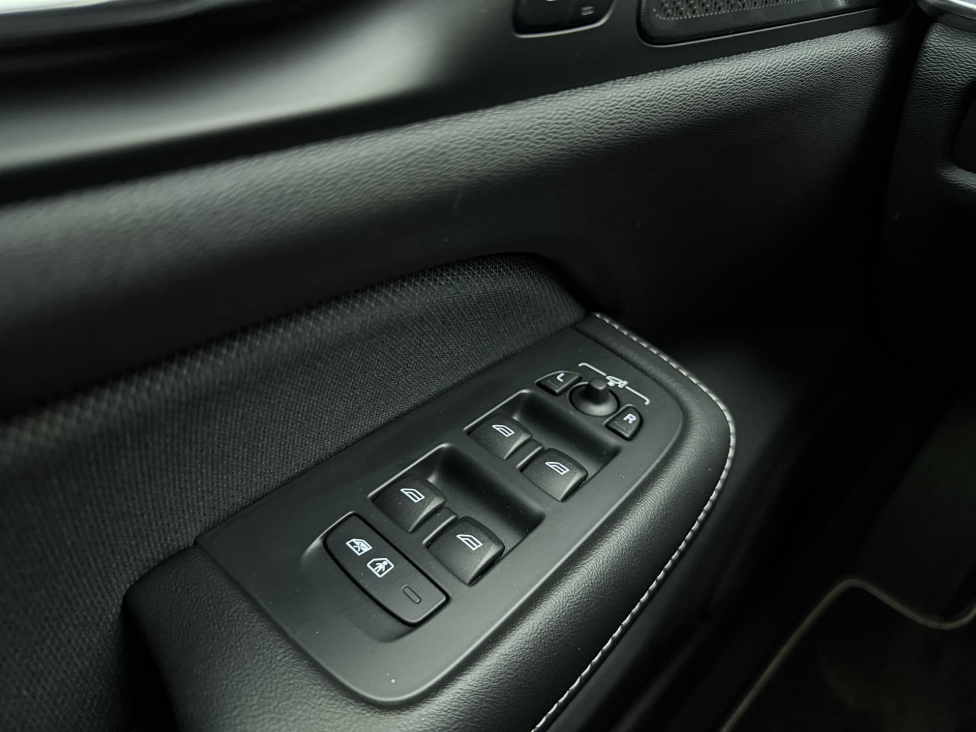 Volvo S60 T8 405pk AWD R-Design / Polestar / 20'' / Styling kit / Head-Up / Harman&Kardon / Panoramadak / Lederen Dashboard / Adapt. Cruise / BLIS / Full-LED / thumbnail 40