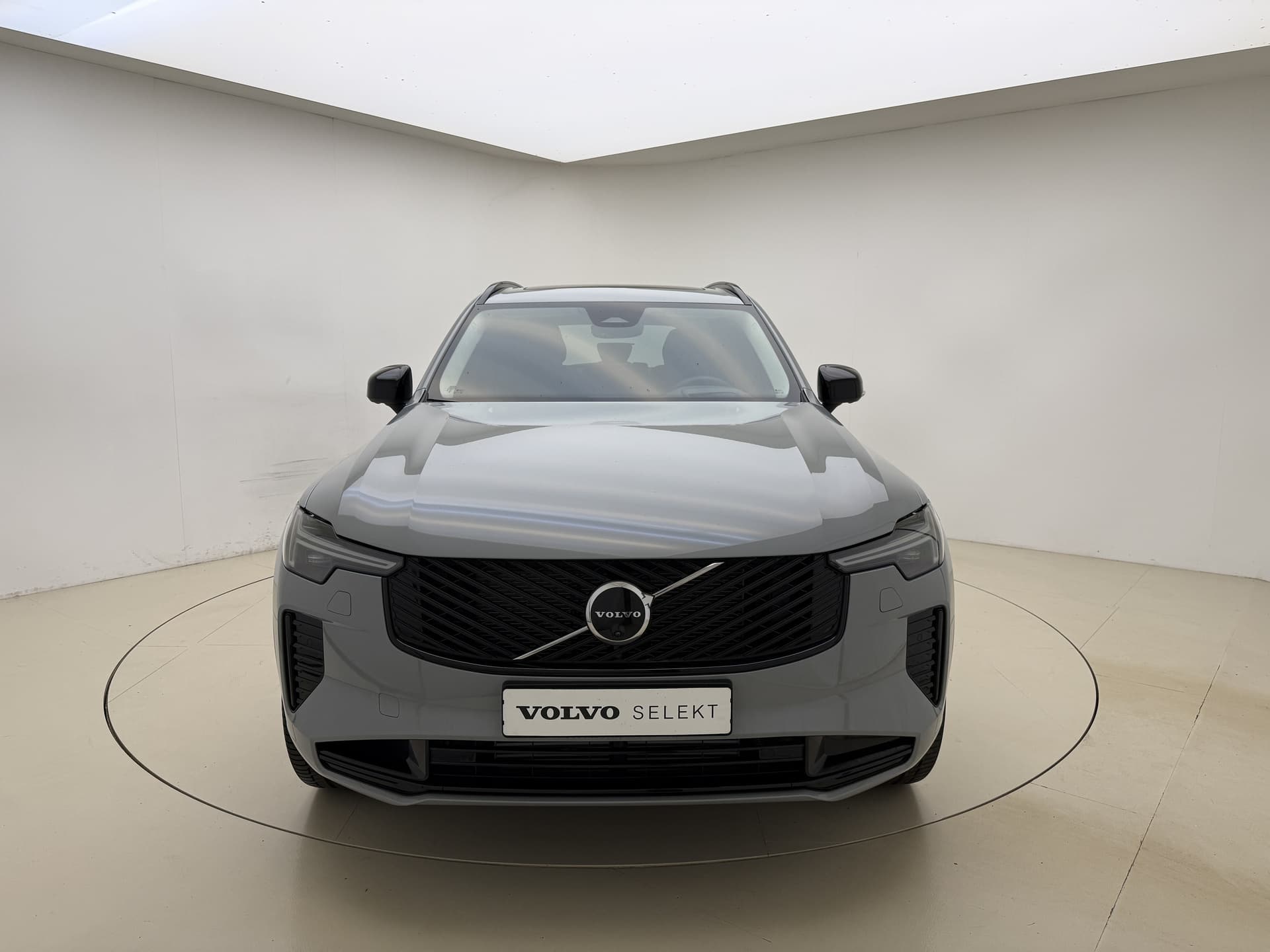 Volvo XC90 T8 455pk AWD Ultra Dark / €7500,- voordeel korting / NIEUW / DIRECT LEVERBAAR / MY26 / Luchtvering / El. Trekhaak / Getint glas / thumbnail 3