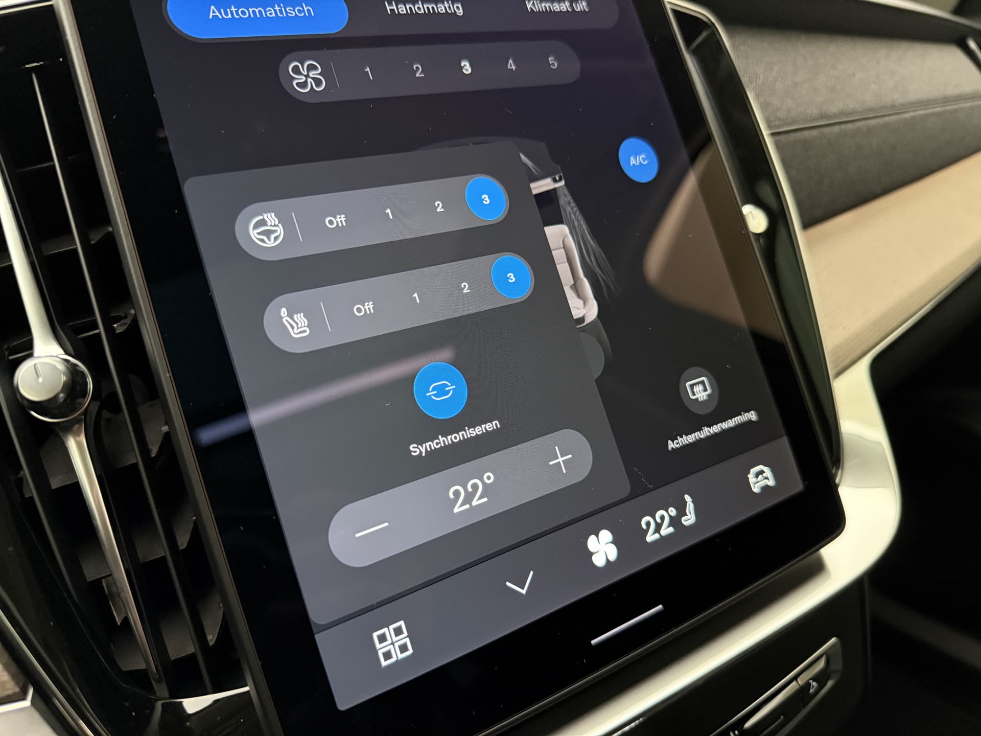 Volvo XC90 T8 455pk AWD Ultra Dark / €7500,- voordeel korting / NIEUW / DIRECT LEVERBAAR / MY26 / Luchtvering / El. Trekhaak / Getint glas / thumbnail 17