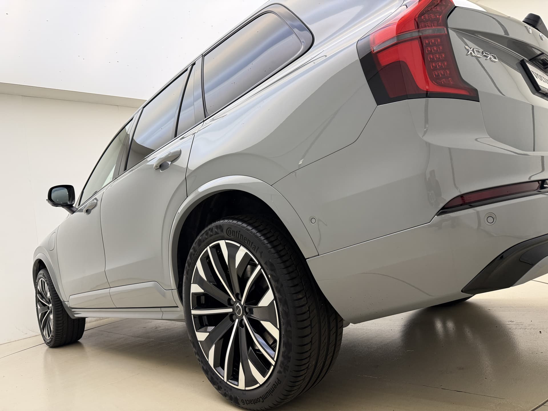 Volvo XC90 T8 455pk AWD Ultra Dark / €7500,- voordeel korting / NIEUW / DIRECT LEVERBAAR / MY26 / Luchtvering / El. Trekhaak / Getint glas / thumbnail 22