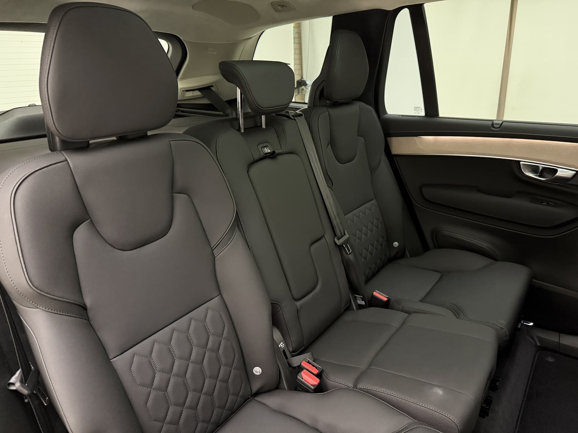 Volvo XC90 T8 455pk AWD Ultra Dark / €7500,- voordeel korting / NIEUW / DIRECT LEVERBAAR / MY26 / Luchtvering / El. Trekhaak / Getint glas / thumbnail 23