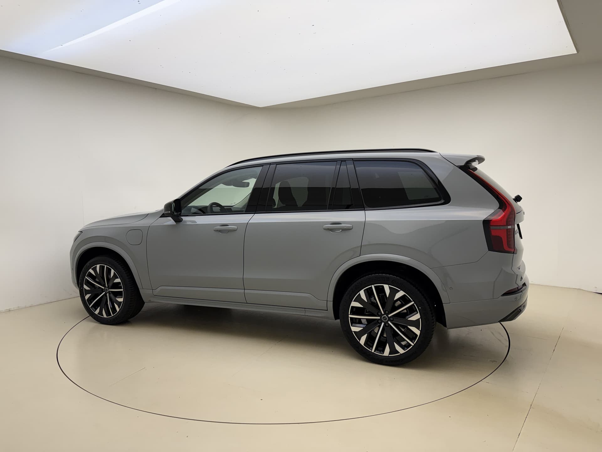 Volvo XC90 T8 455pk AWD Ultra Dark / €7500,- voordeel korting / NIEUW / DIRECT LEVERBAAR / MY26 / Luchtvering / El. Trekhaak / Getint glas / thumbnail 25