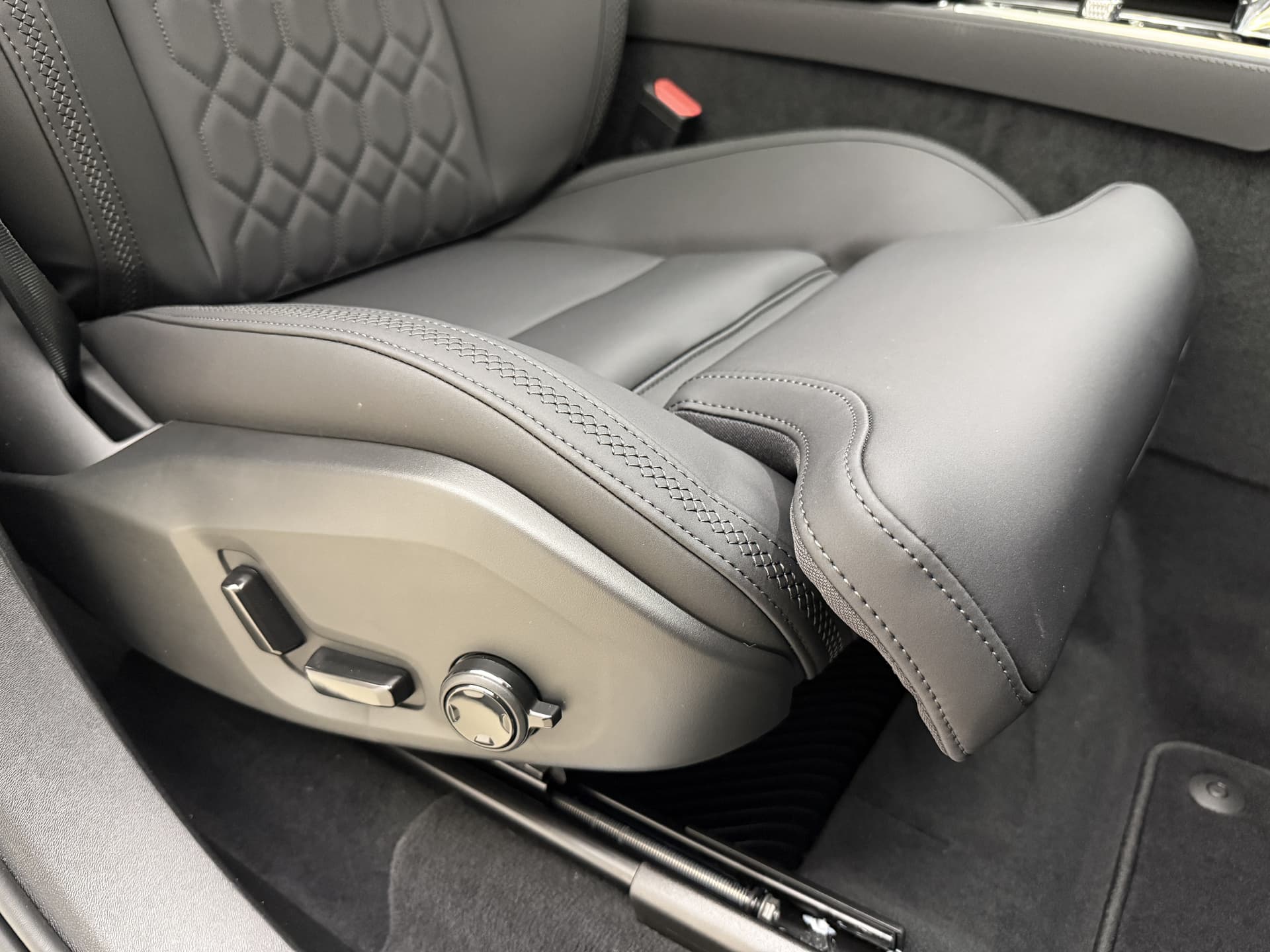 Volvo XC90 T8 455pk AWD Ultra Dark / €7500,- voordeel korting / NIEUW / DIRECT LEVERBAAR / MY26 / Luchtvering / El. Trekhaak / Getint glas / thumbnail 30