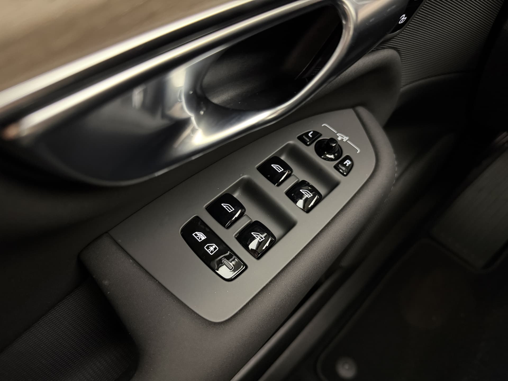 Volvo XC90 T8 455pk AWD Ultra Dark / €7500,- voordeel korting / NIEUW / DIRECT LEVERBAAR / MY26 / Luchtvering / El. Trekhaak / Getint glas / thumbnail 31