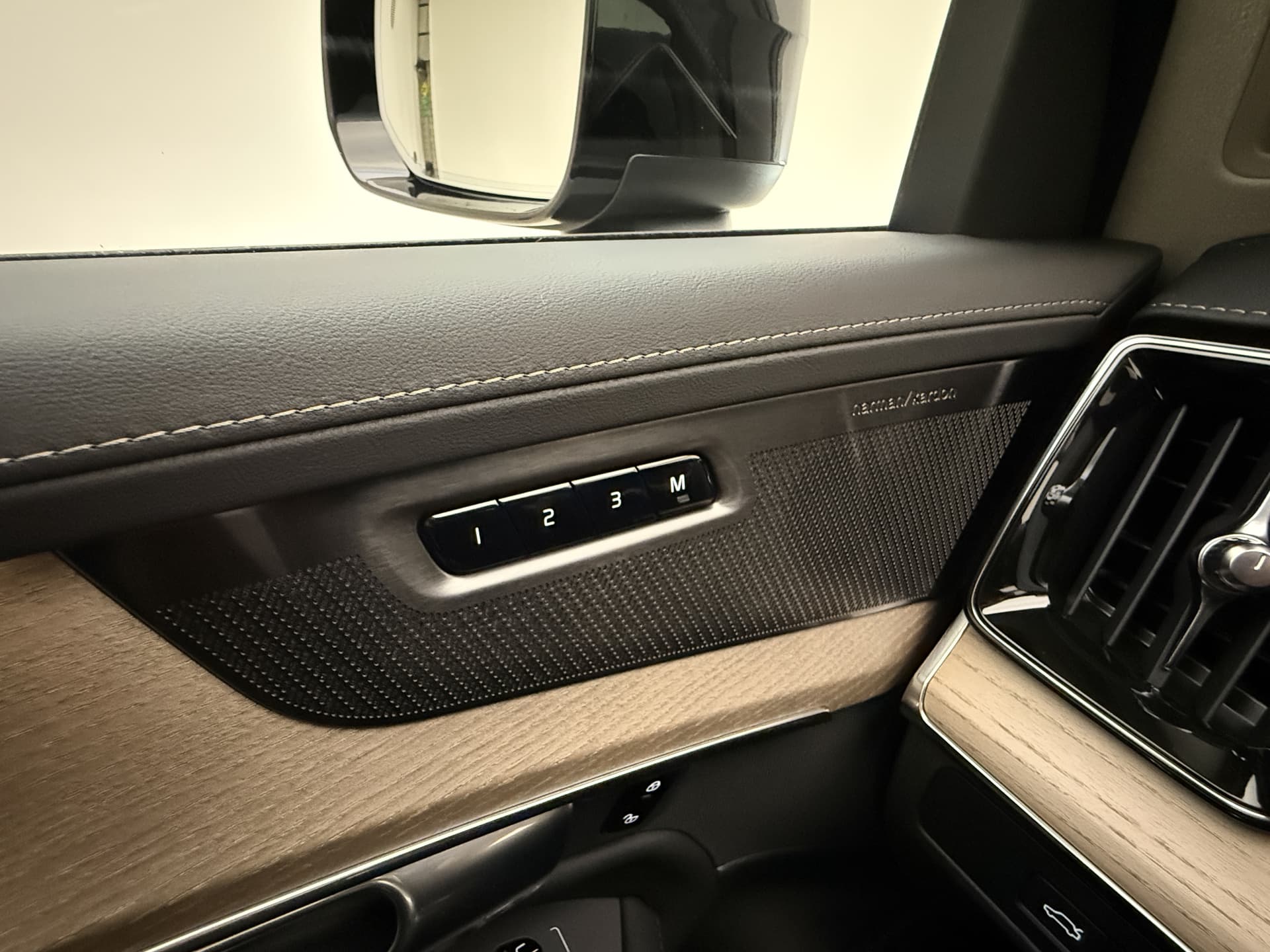 Volvo XC90 T8 455pk AWD Ultra Dark / €7500,- voordeel korting / NIEUW / DIRECT LEVERBAAR / MY26 / Luchtvering / El. Trekhaak / Getint glas / thumbnail 32