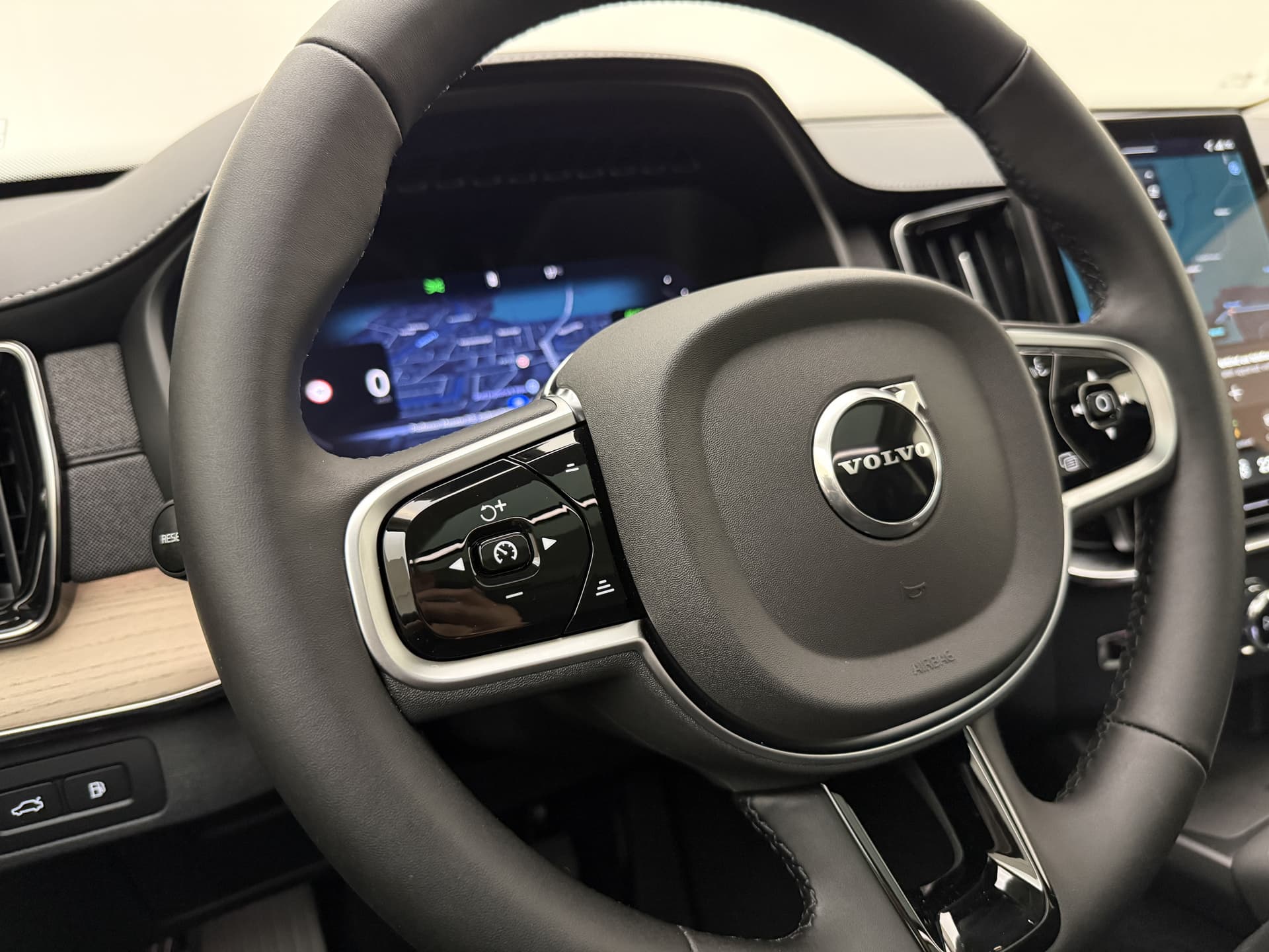 Volvo XC90 T8 455pk AWD Ultra Dark / €7500,- voordeel korting / NIEUW / DIRECT LEVERBAAR / MY26 / Luchtvering / El. Trekhaak / Getint glas / thumbnail 33