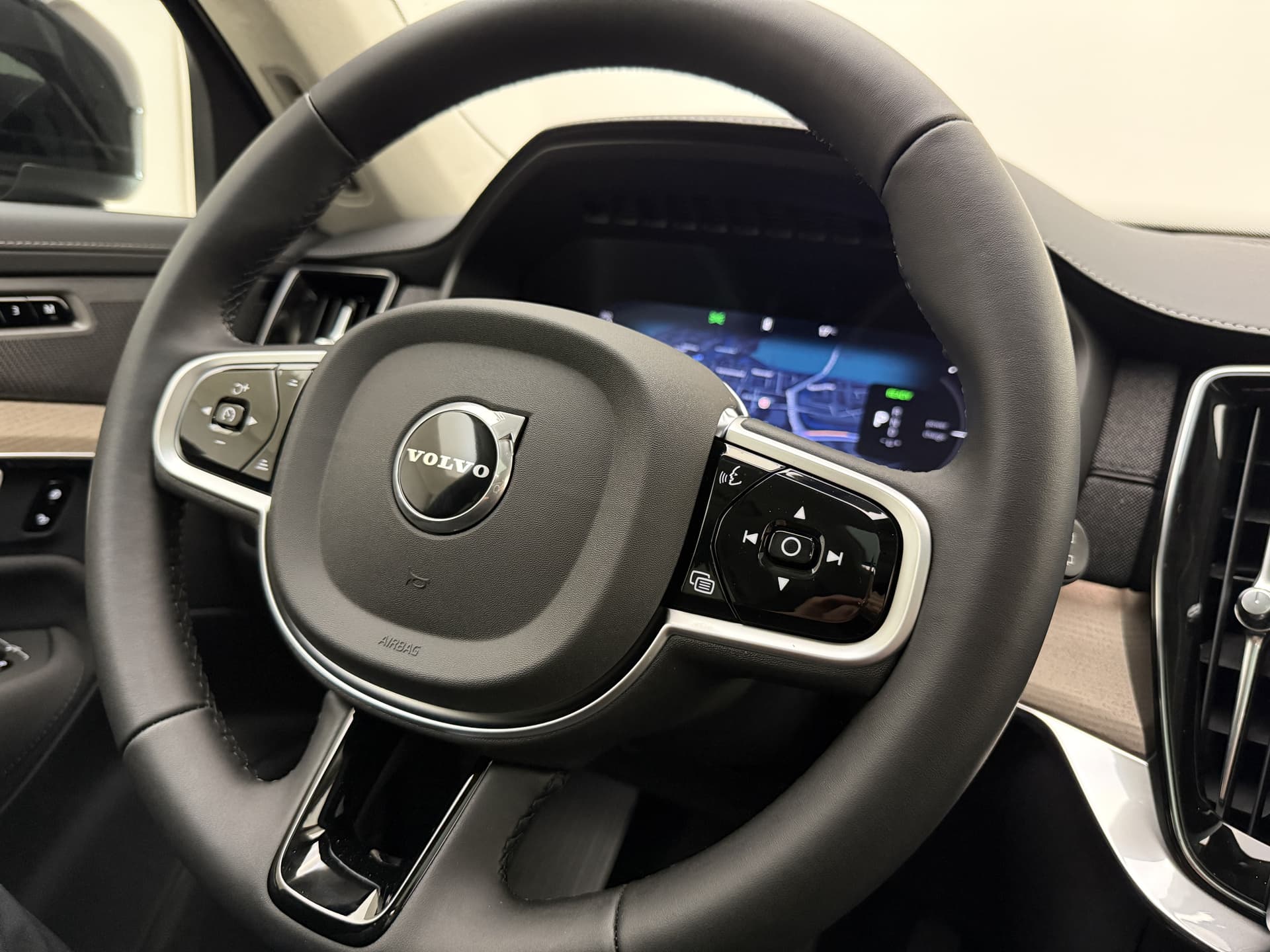 Volvo XC90 T8 455pk AWD Ultra Dark / €7500,- voordeel korting / NIEUW / DIRECT LEVERBAAR / MY26 / Luchtvering / El. Trekhaak / Getint glas / thumbnail 34