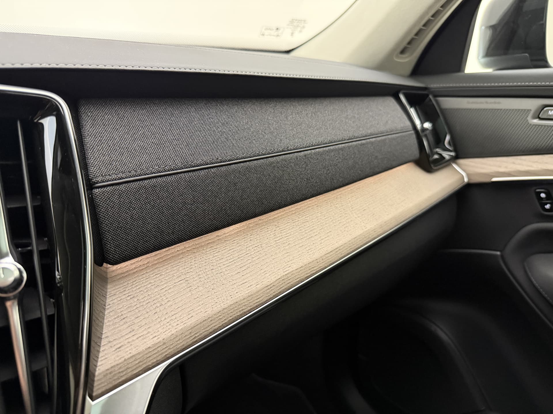 Volvo XC90 T8 455pk AWD Ultra Dark / €7500,- voordeel korting / NIEUW / DIRECT LEVERBAAR / MY26 / Luchtvering / El. Trekhaak / Getint glas / thumbnail 37