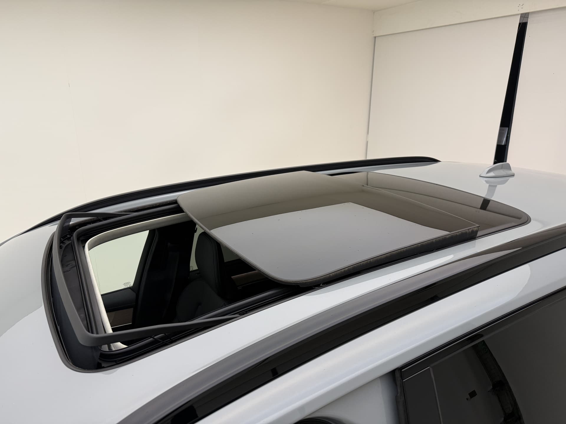 Volvo XC90 T8 455pk AWD Ultra Dark / €7500,- voordeel korting / NIEUW / DIRECT LEVERBAAR / MY26 / Luchtvering / El. Trekhaak / Getint glas / thumbnail 42