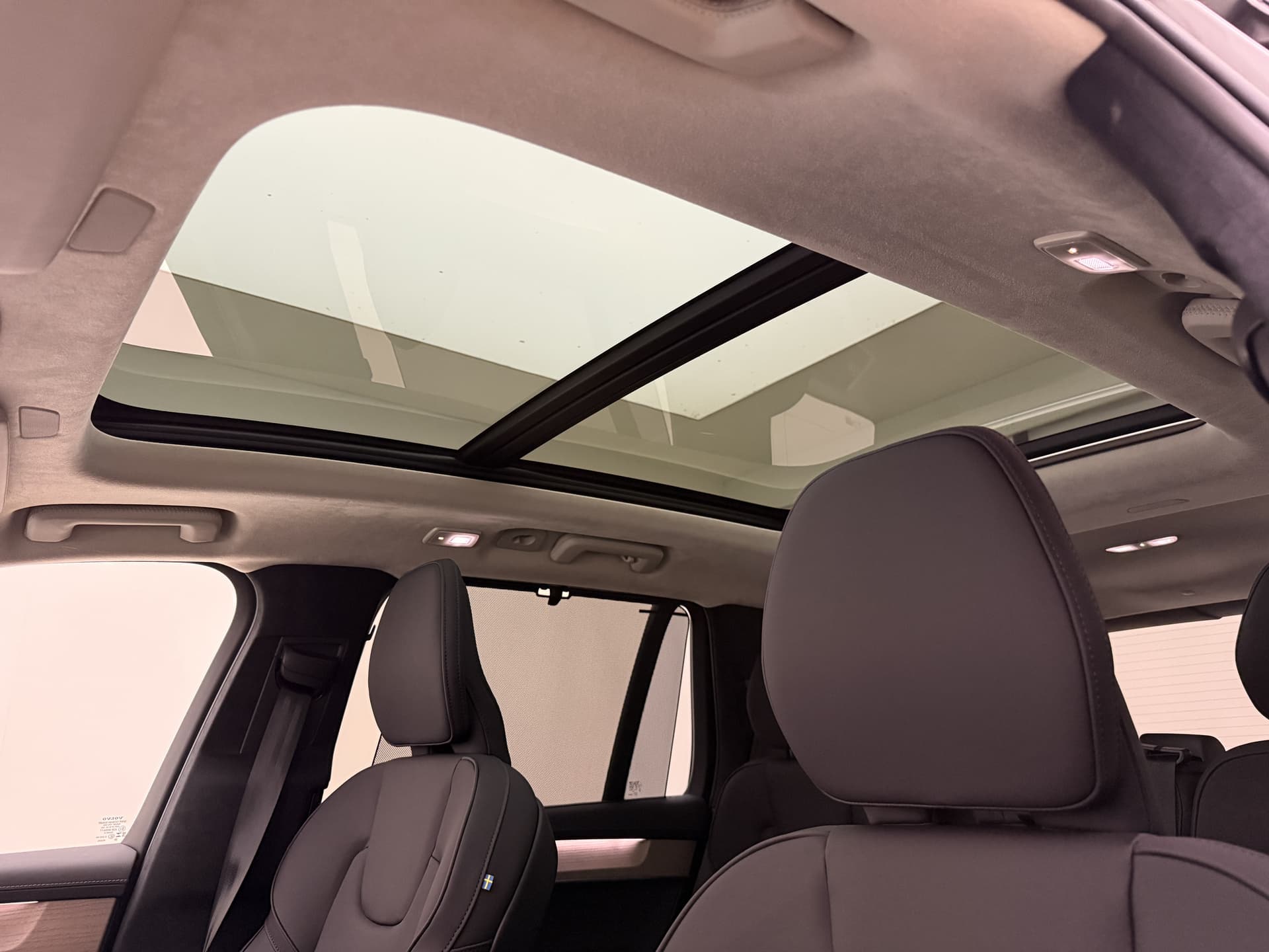 Volvo XC90 T8 455pk AWD Ultra Dark / €7500,- voordeel korting / NIEUW / DIRECT LEVERBAAR / MY26 / Luchtvering / El. Trekhaak / Getint glas / thumbnail 43