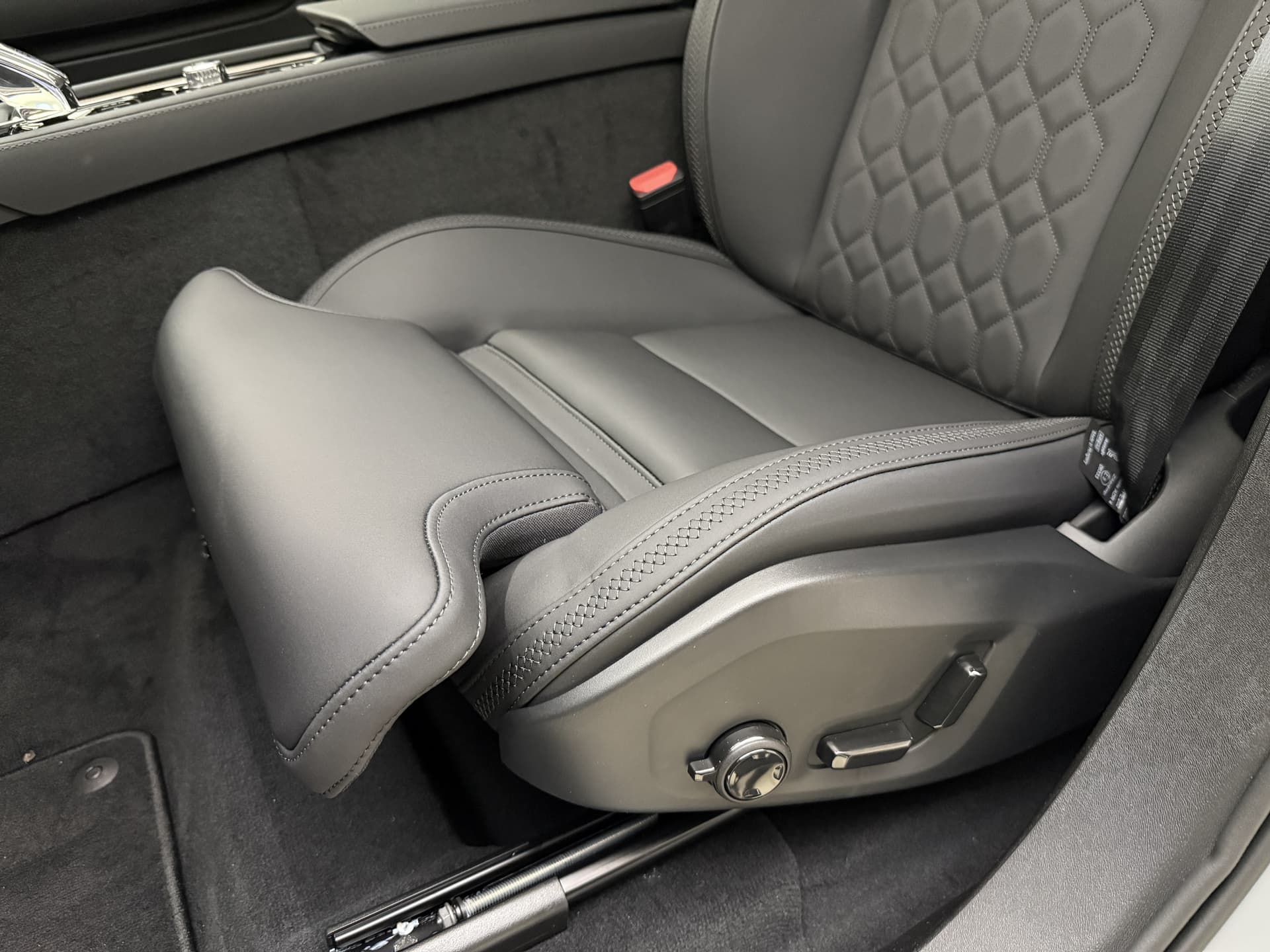 Volvo XC90 T8 455pk AWD Ultra Dark / €7500,- voordeel korting / NIEUW / DIRECT LEVERBAAR / MY26 / Luchtvering / El. Trekhaak / Getint glas / thumbnail 45