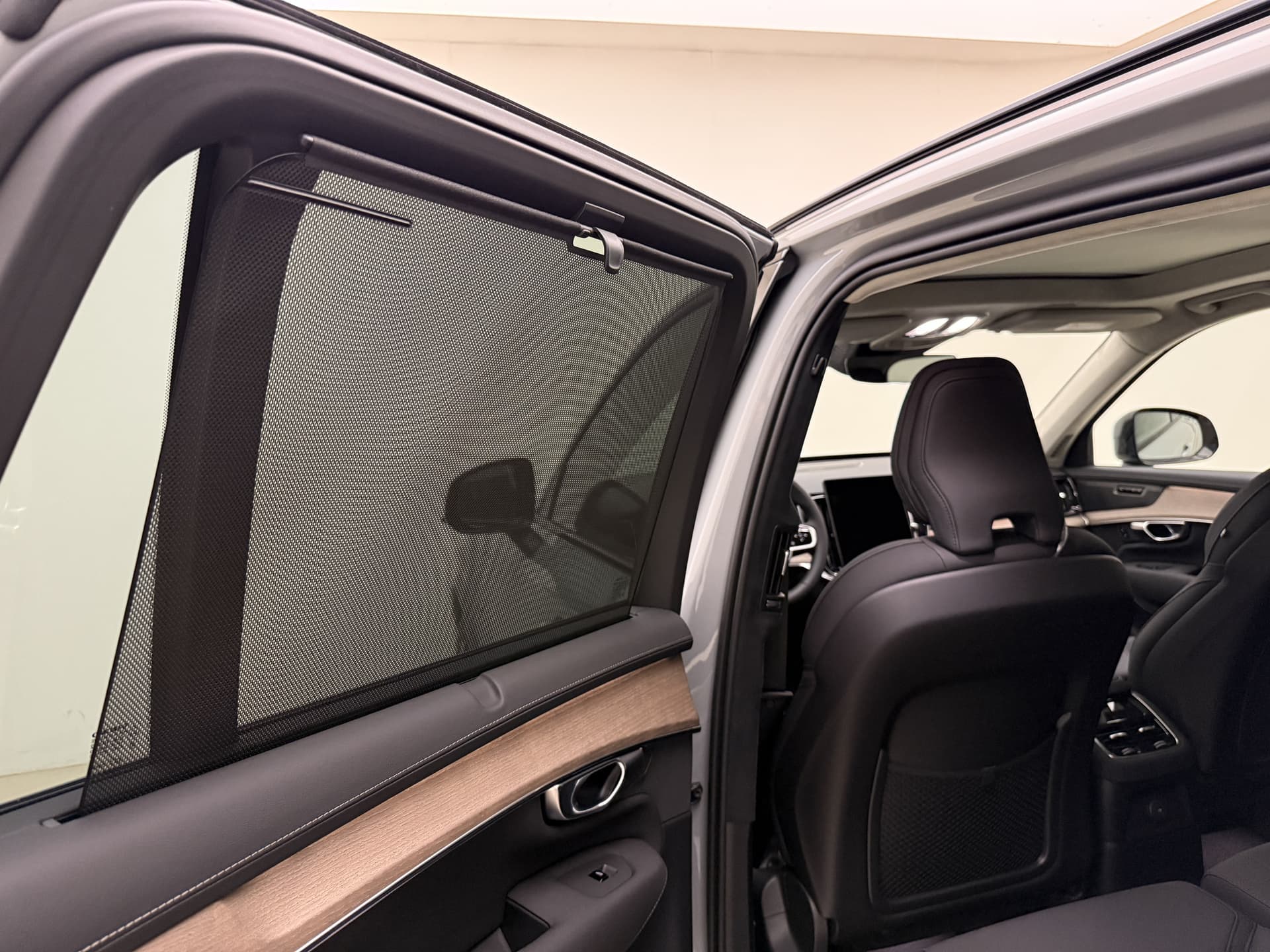 Volvo XC90 T8 455pk AWD Ultra Dark / €7500,- voordeel korting / NIEUW / DIRECT LEVERBAAR / MY26 / Luchtvering / El. Trekhaak / Getint glas / thumbnail 49