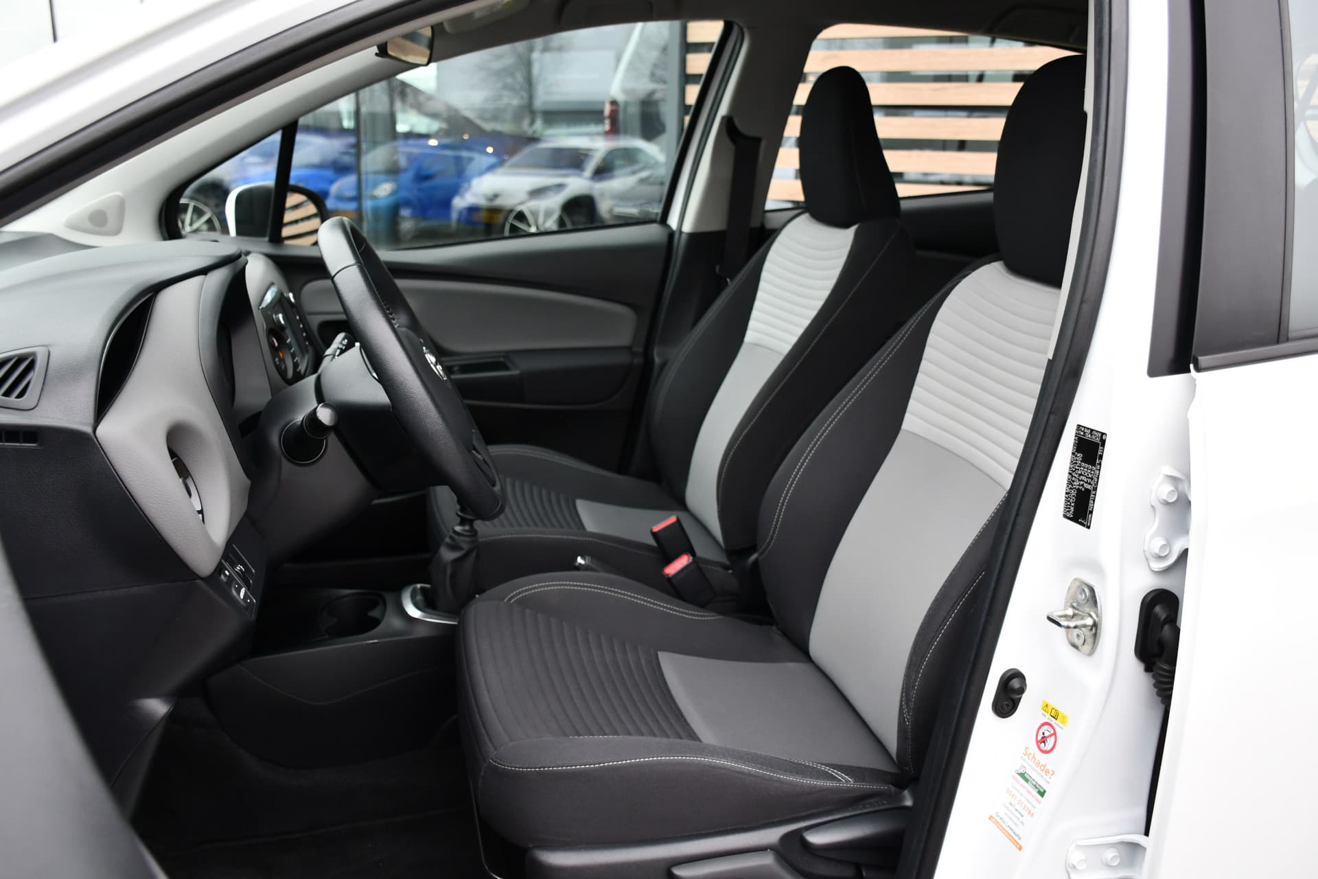 Toyota Yaris 1.5 VVT-i Aspiration Handgeschakeld 111pk thumbnail 2