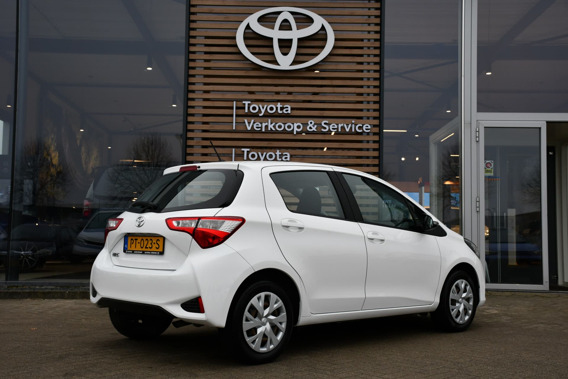 Toyota Yaris 1.5 VVT-i Aspiration Handgeschakeld 111pk thumbnail 3