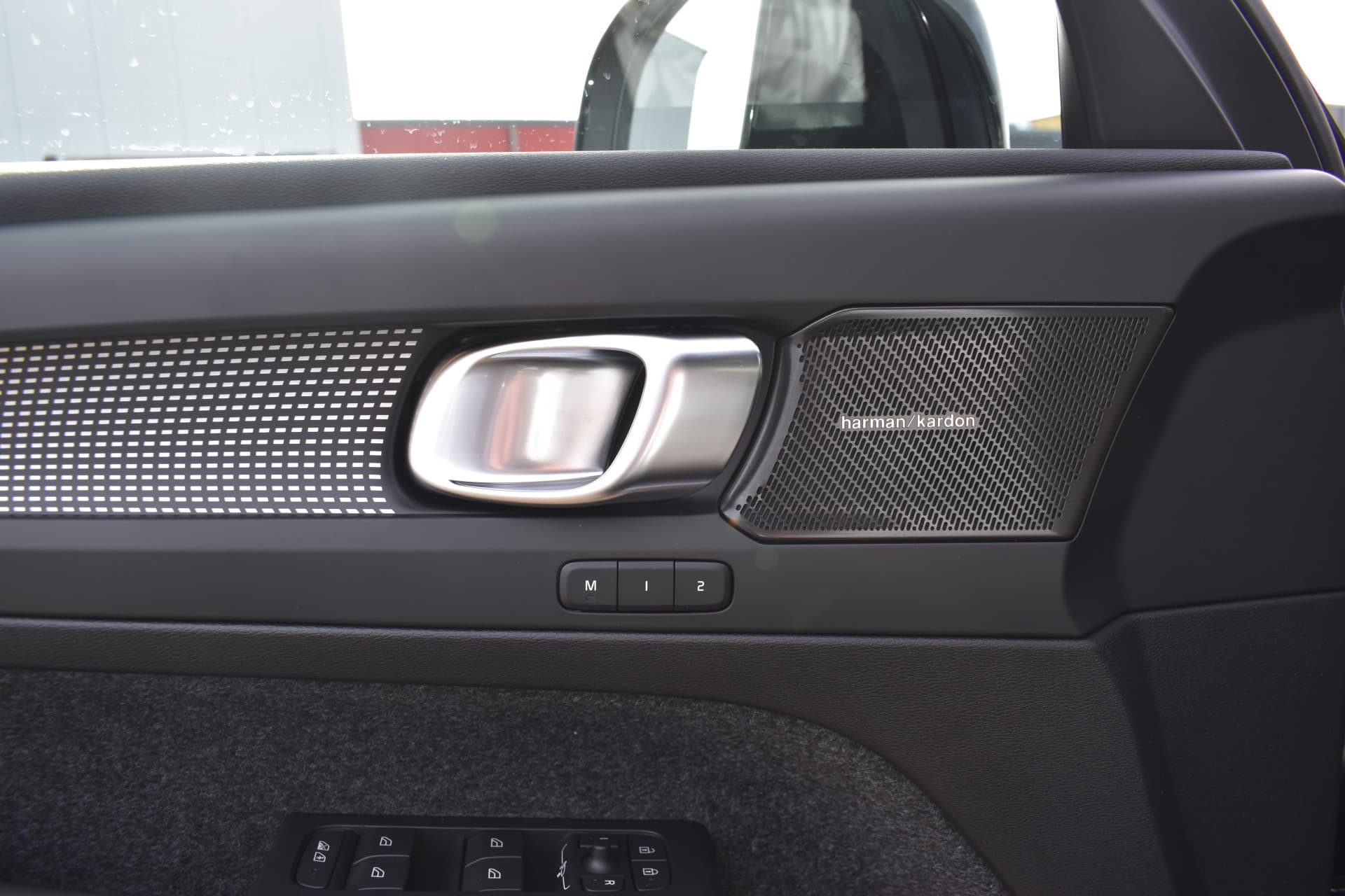 Volvo EX40 Extended Range 252PK Plus Black Ed. 82 kWh thumbnail 16