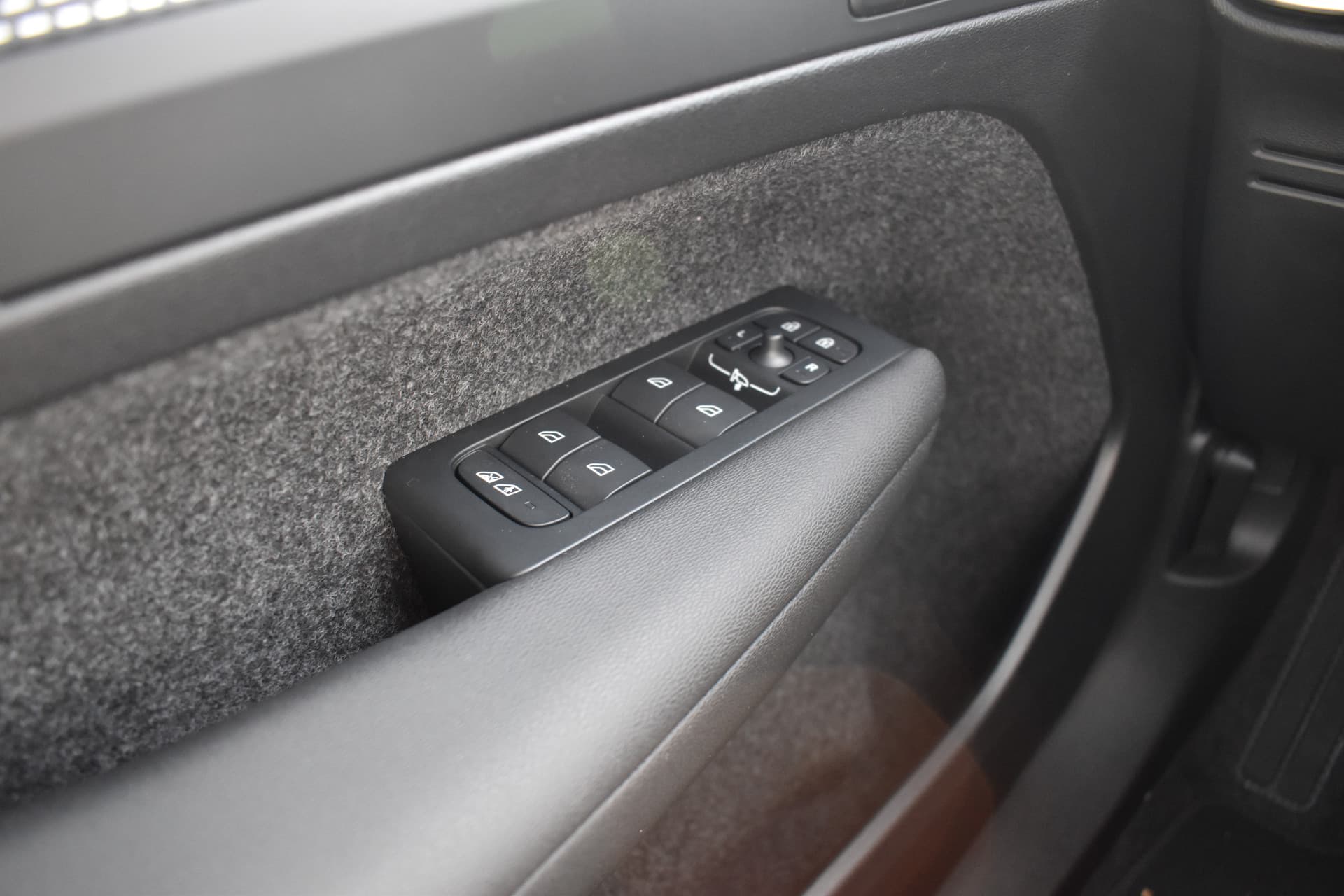 Volvo EX40 Extended Range 252PK Plus Black Ed. 82 kWh thumbnail 17