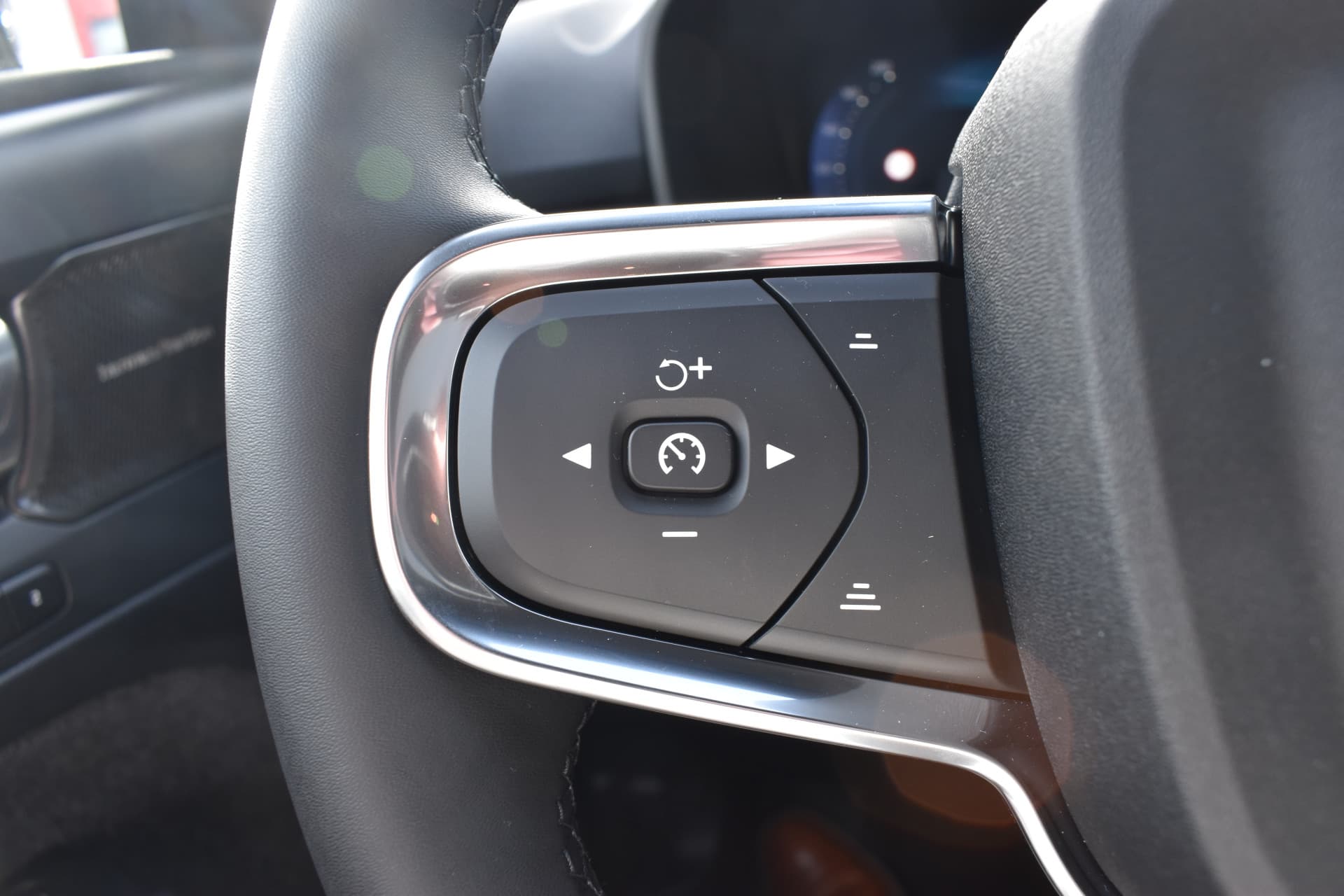 Volvo EX40 Extended Range 252PK Plus Black Ed. 82 kWh thumbnail 21