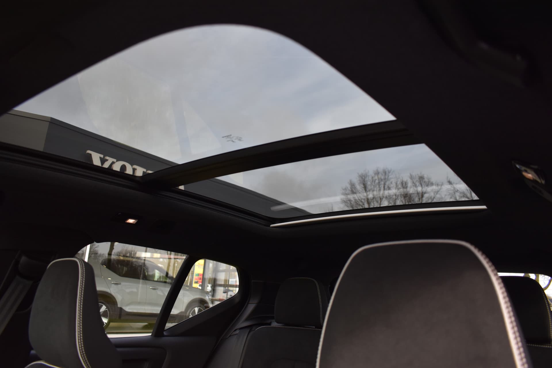 Volvo EX40 Extended Range 252PK Plus Black Ed. 82 kWh thumbnail 35