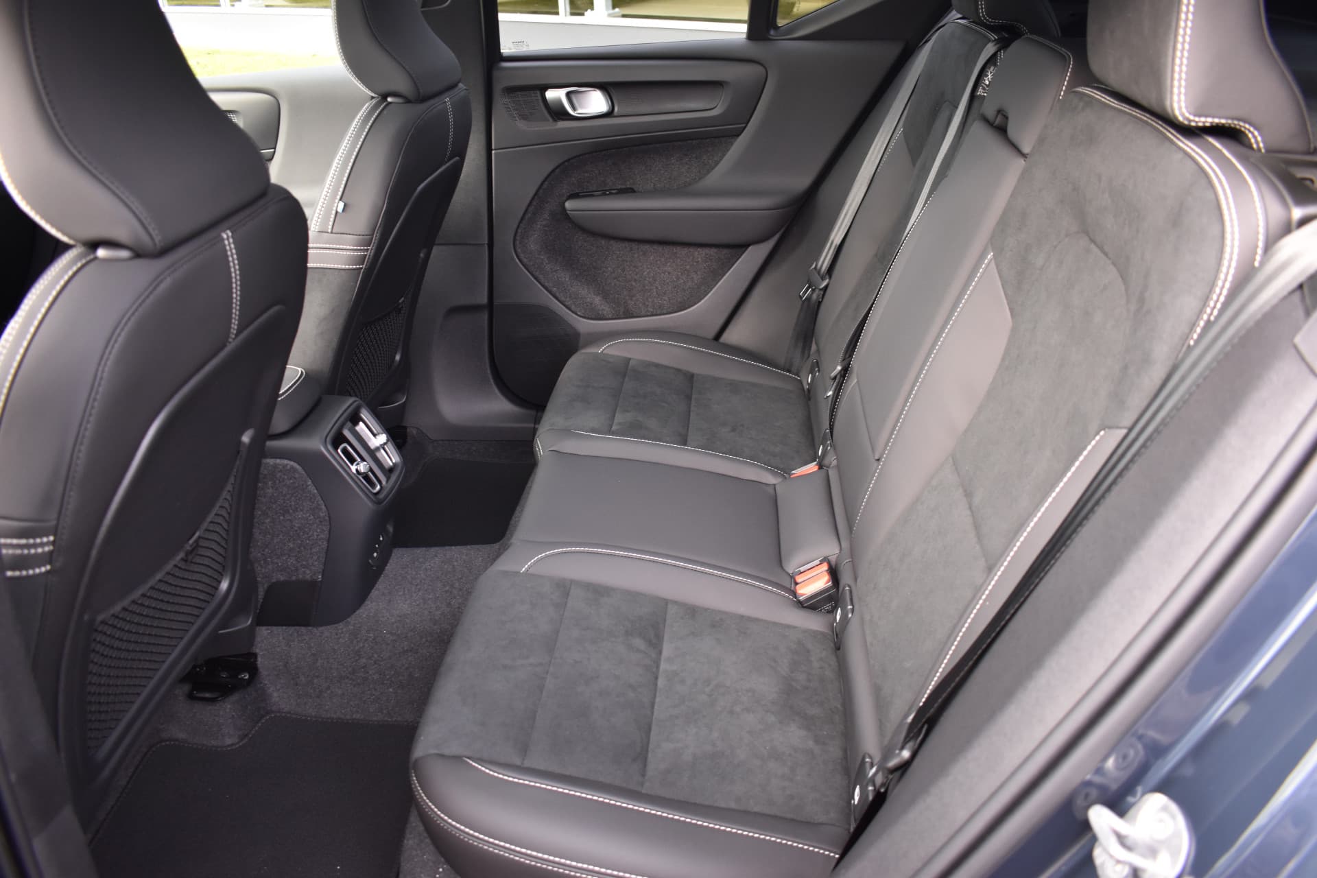 Volvo EX40 Extended Range 252PK Plus Black Ed. 82 kWh thumbnail 36