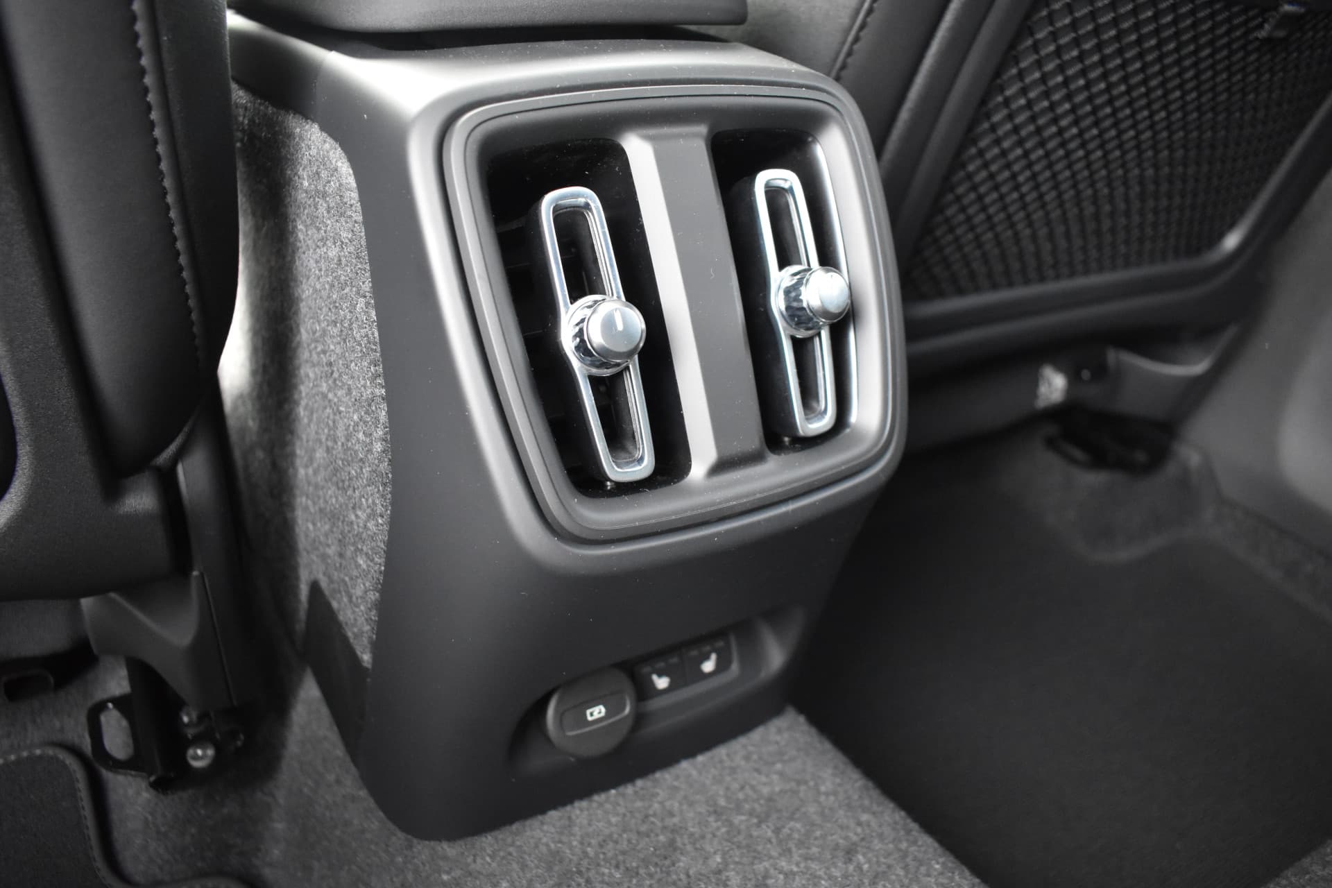 Volvo EX40 Extended Range 252PK Plus Black Ed. 82 kWh thumbnail 37