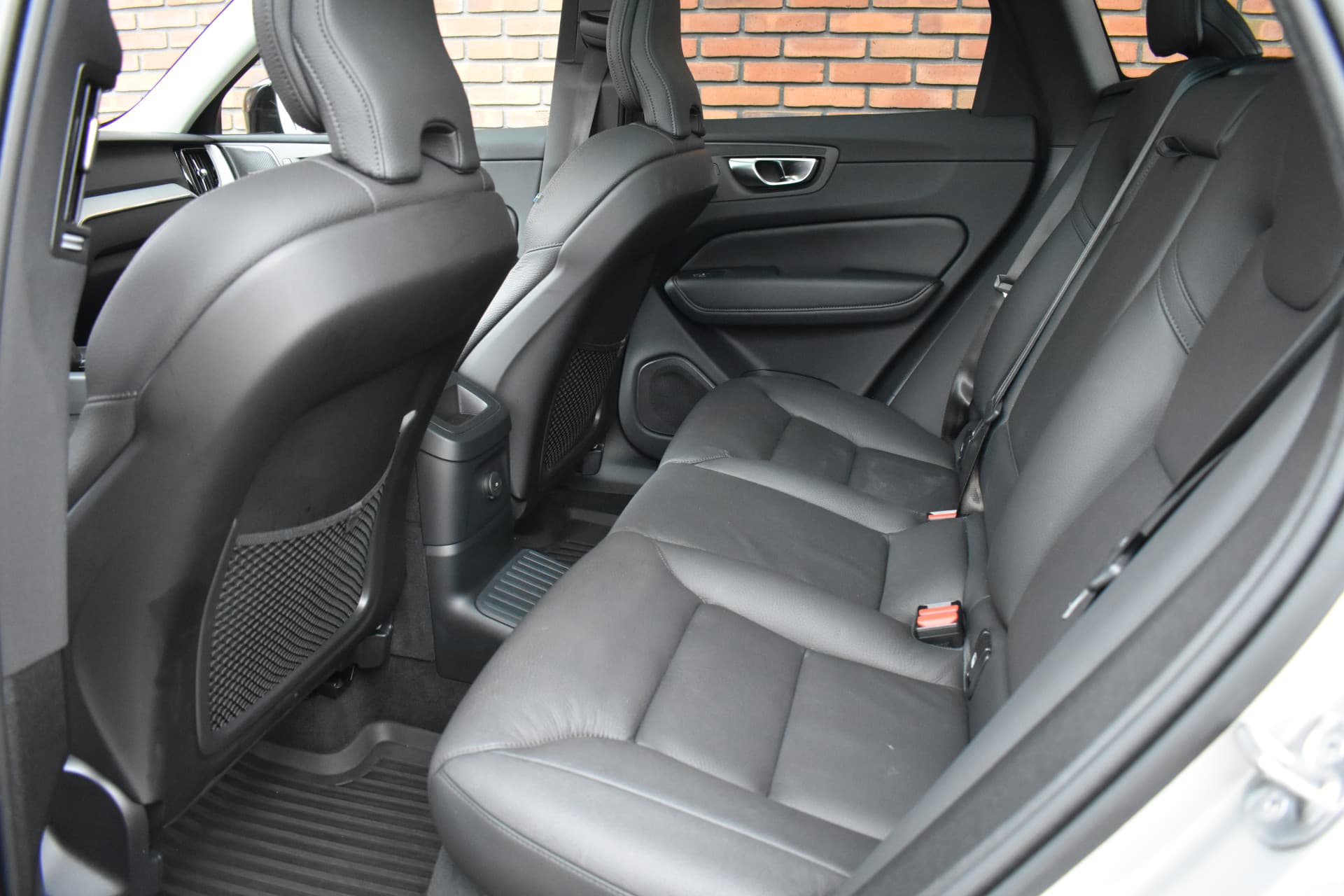 Volvo XC60 T6 350PK Plug-in hybrid AWD Plus Dark thumbnail 9