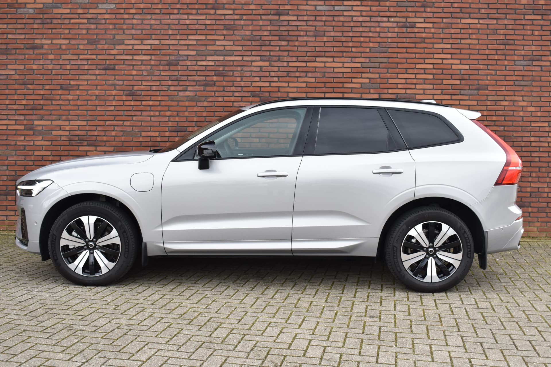 Volvo XC60 T6 350PK Plug-in hybrid AWD Plus Dark thumbnail 12