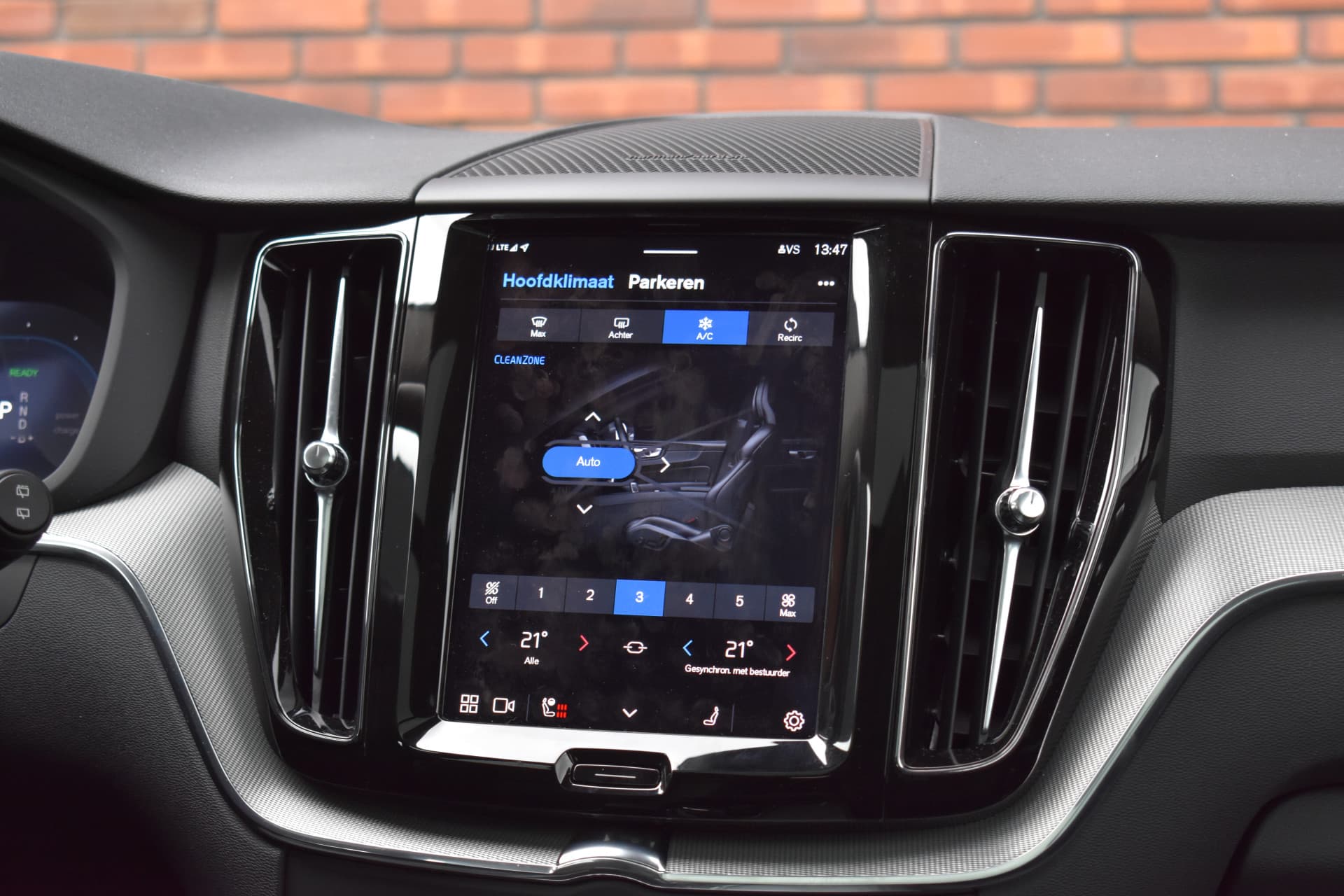 Volvo XC60 T6 350PK Plug-in hybrid AWD Plus Dark thumbnail 23