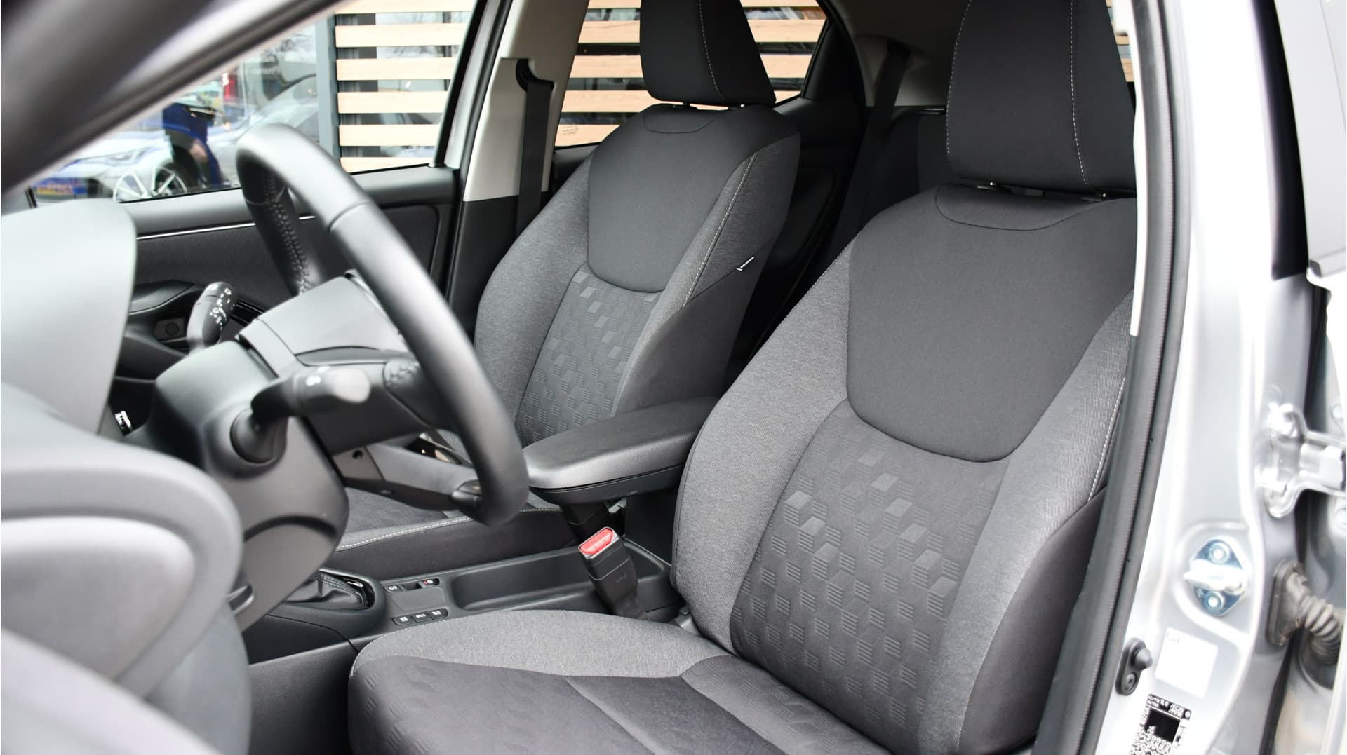 Toyota Yaris 1.5 Hybrid 115 Dynamic Limited 116pk Automaat thumbnail 4