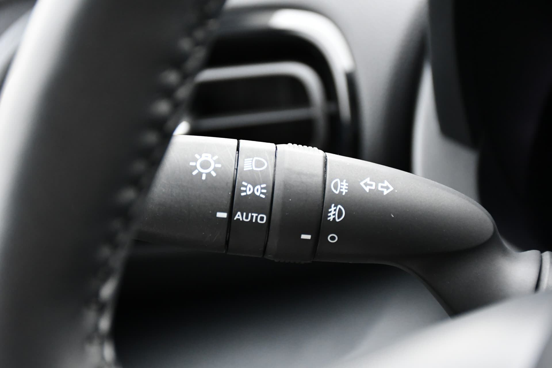 Toyota Yaris 1.5 Hybrid 115 Dynamic Limited 116pk Automaat thumbnail 18