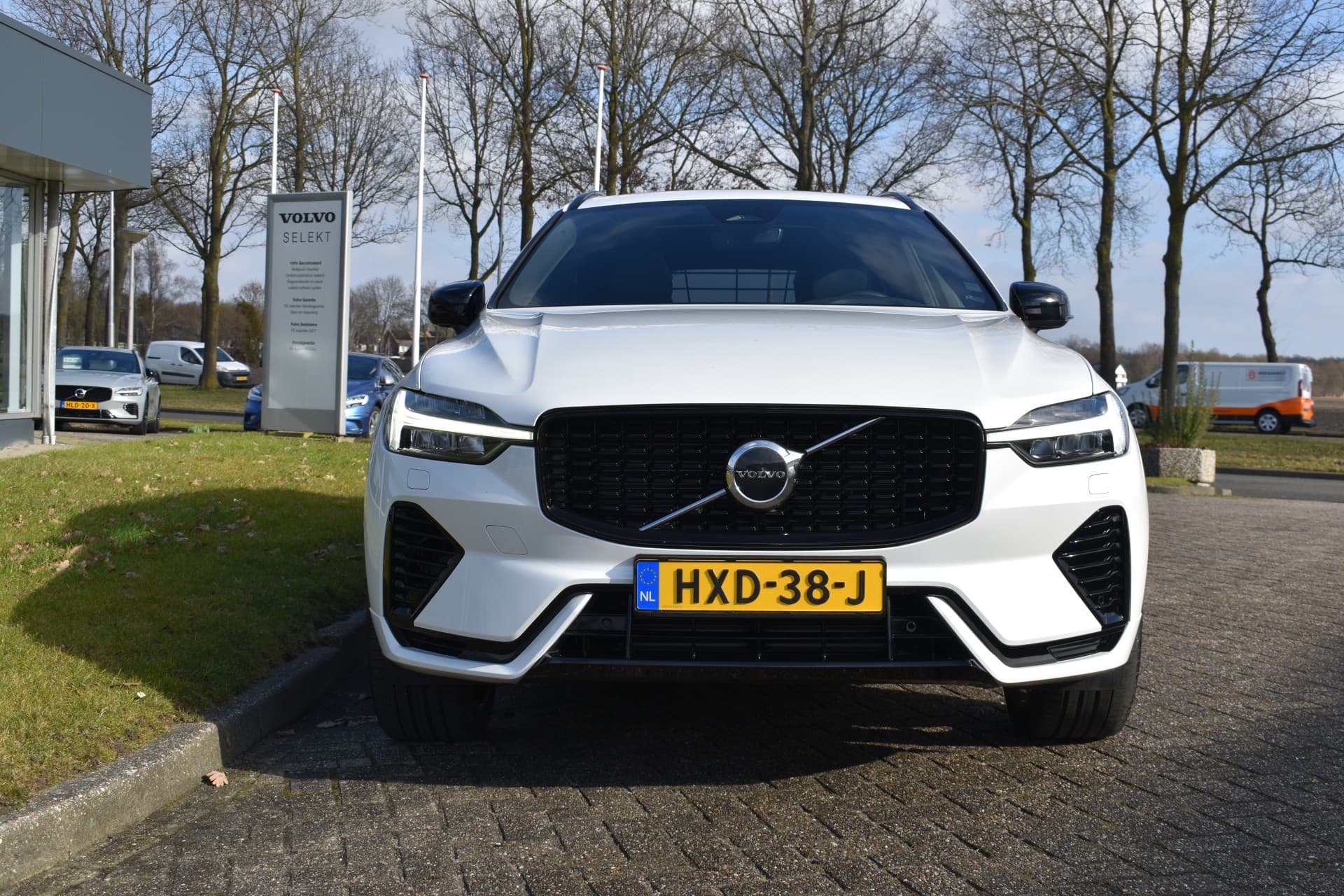Volvo XC60 T6 AWD 350PK Plug-in Hybrid Plus Dark thumbnail 3