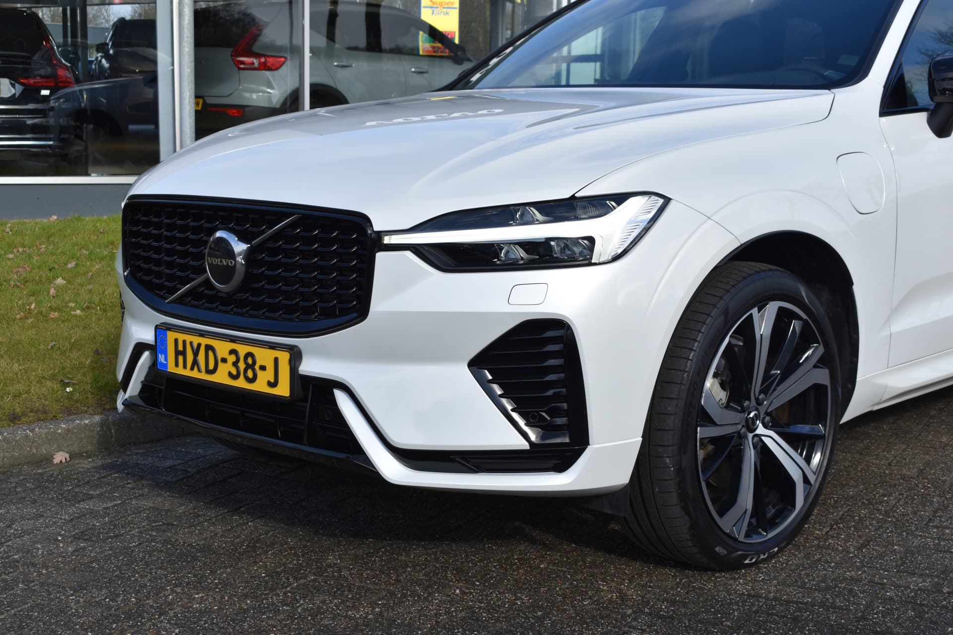 Volvo XC60 T6 AWD 350PK Plug-in Hybrid Plus Dark thumbnail 4