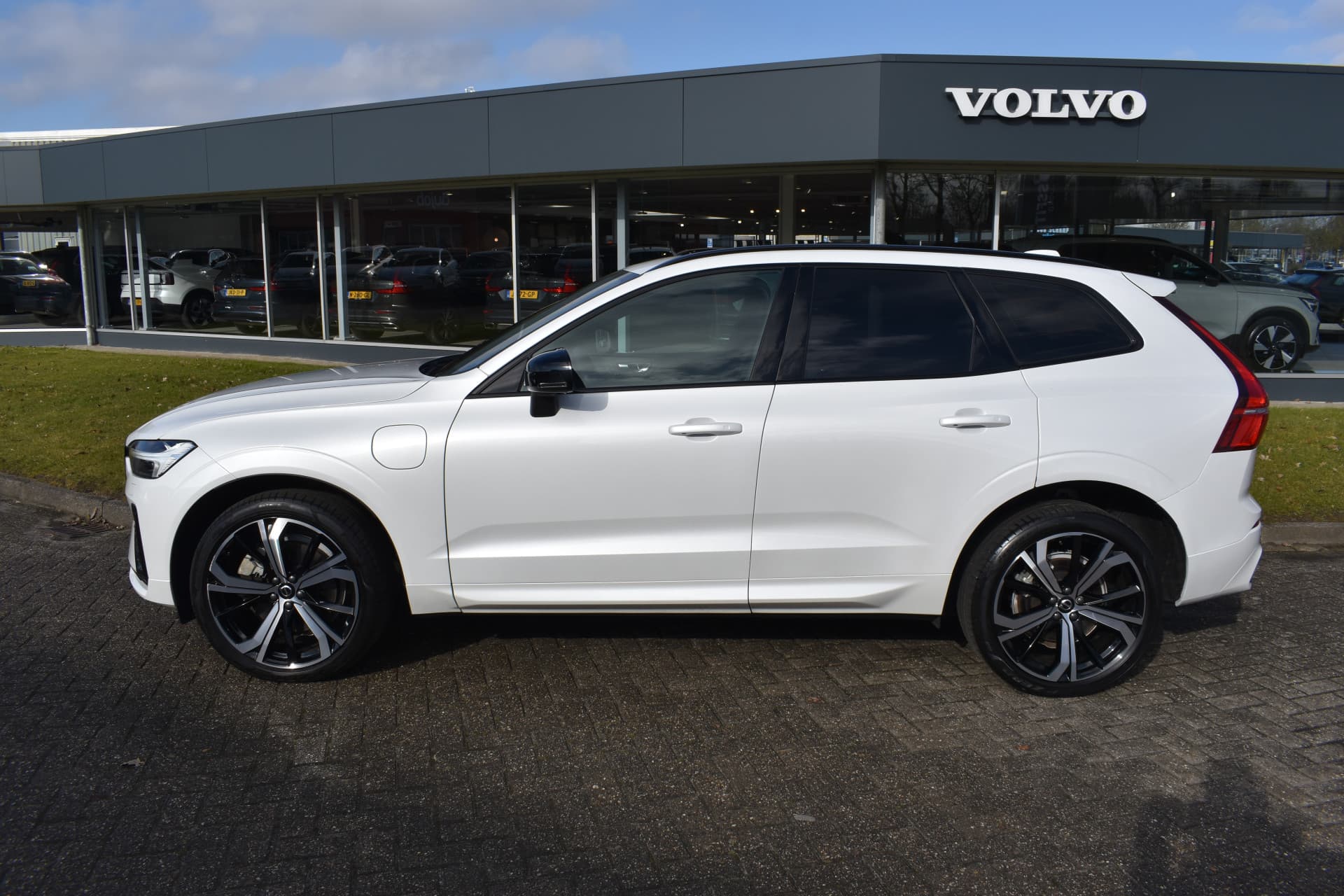 Volvo XC60 T6 AWD 350PK Plug-in Hybrid Plus Dark thumbnail 10