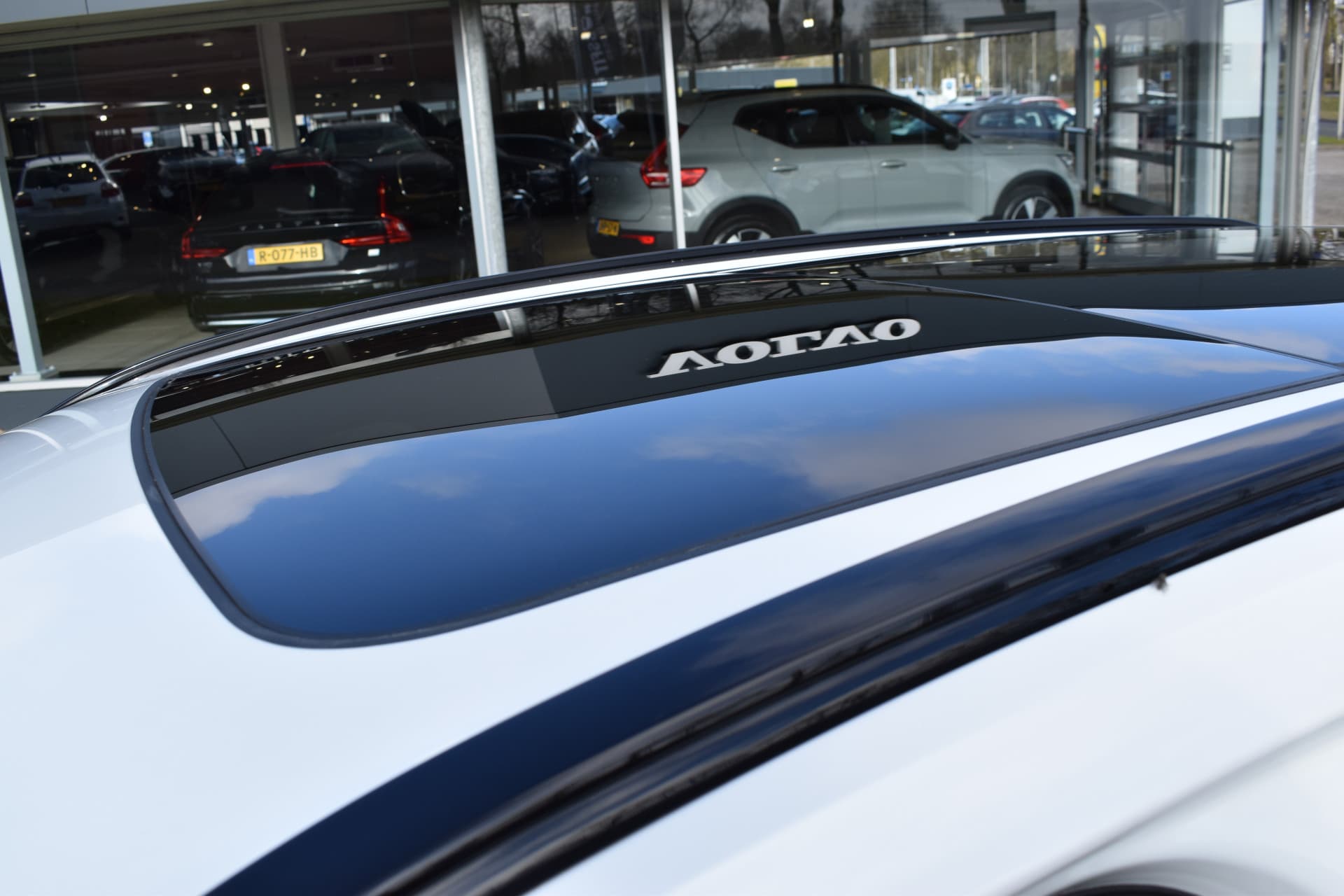 Volvo XC60 T6 AWD 350PK Plug-in Hybrid Plus Dark thumbnail 11