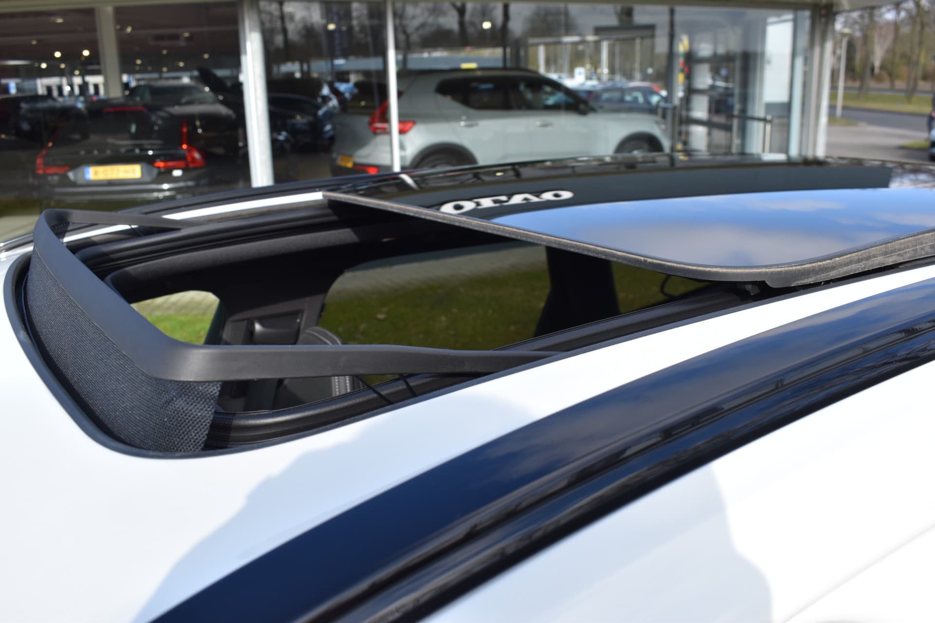 Volvo XC60 T6 AWD 350PK Plug-in Hybrid Plus Dark thumbnail 13