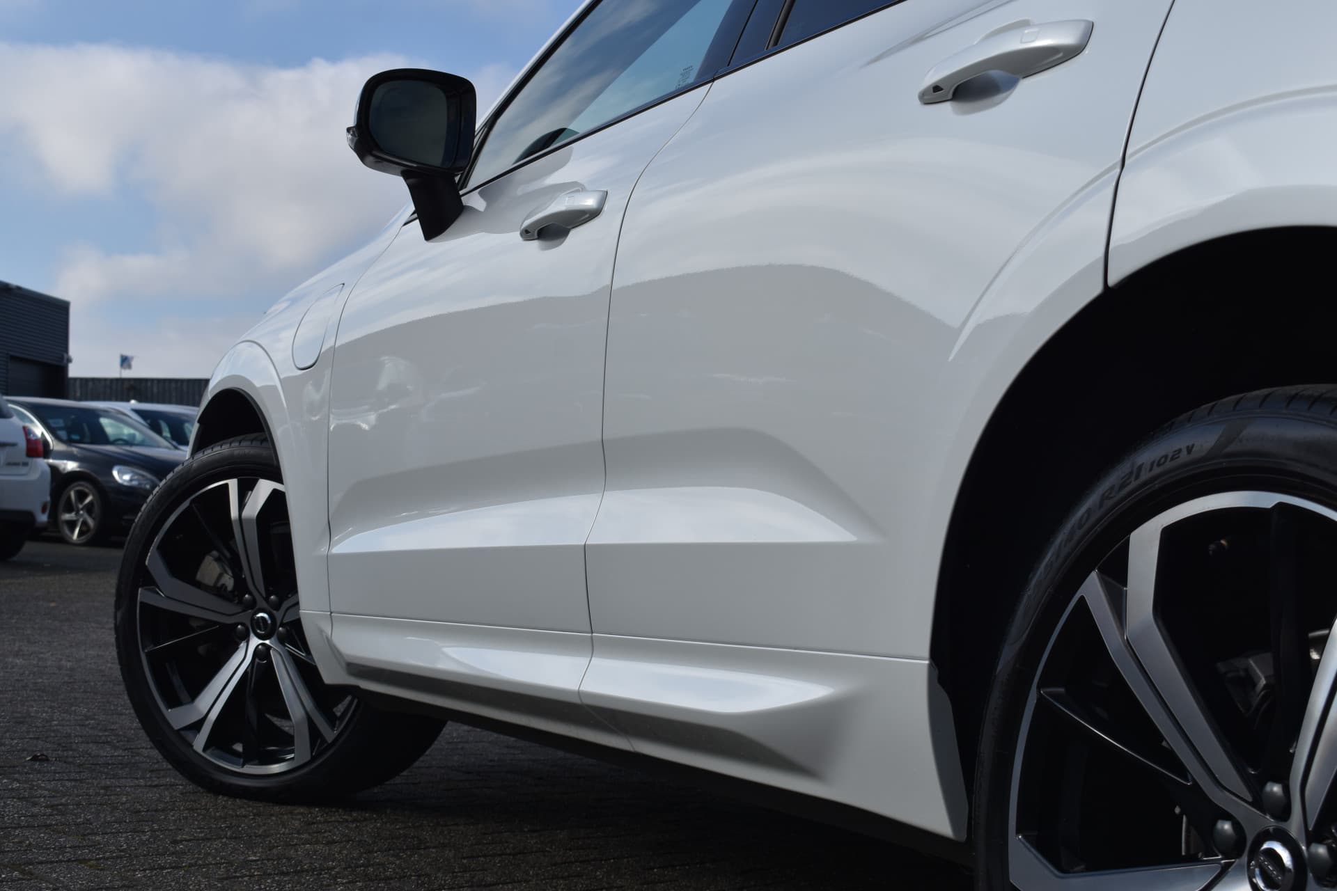 Volvo XC60 T6 AWD 350PK Plug-in Hybrid Plus Dark thumbnail 14