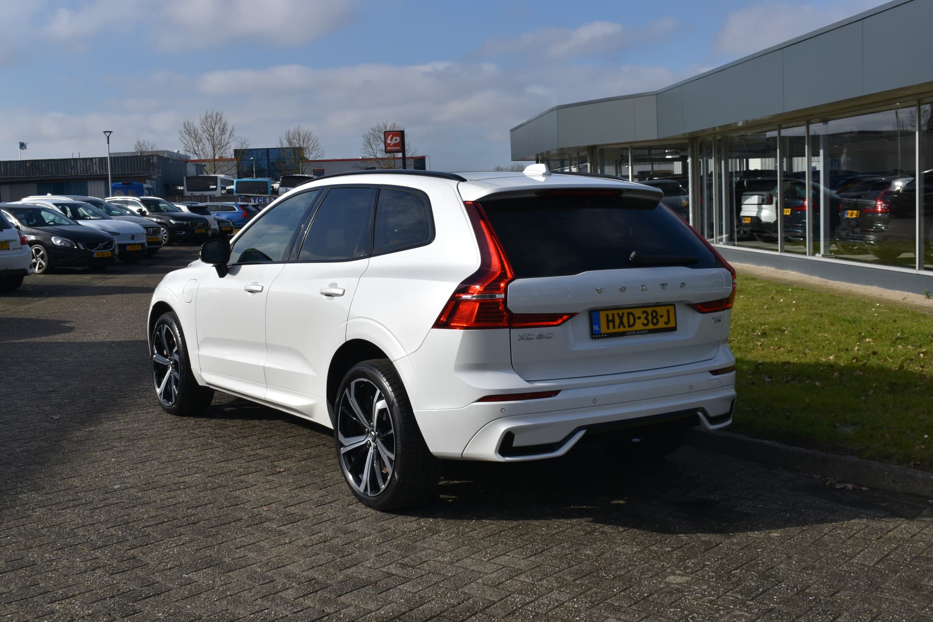 Volvo XC60 T6 AWD 350PK Plug-in Hybrid Plus Dark thumbnail 15